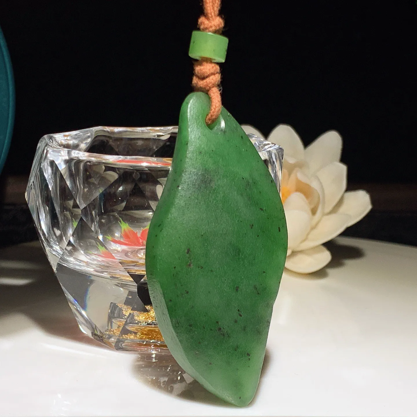 和田玉阳绿绿红皮料俄罗斯碧玉平安无事随型挂件。尺寸66/31/13重40克，玉质细腻油润 底色纯净 