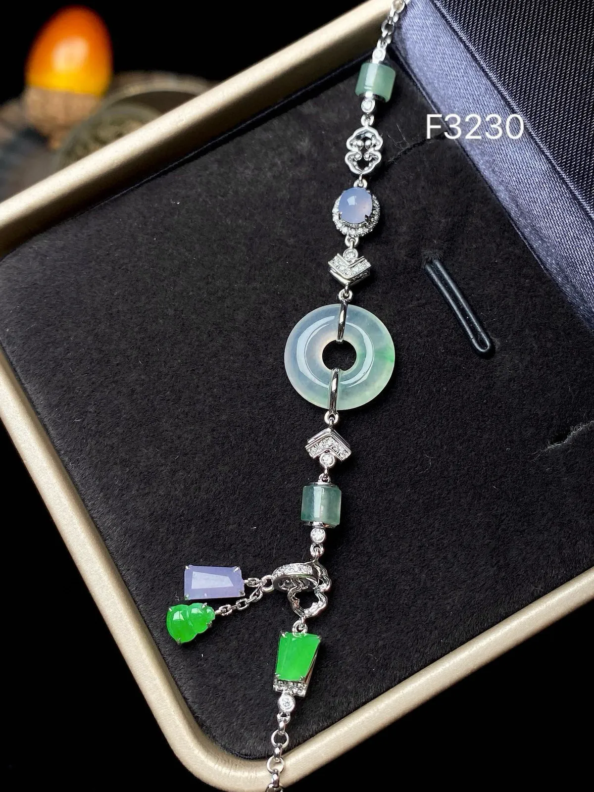 【冰种平安扣+多种元素组合镶嵌手链】颗颗冰透，饱满圆润，光泽闪耀，流行款，18K金钻镶嵌，裸石尺寸1