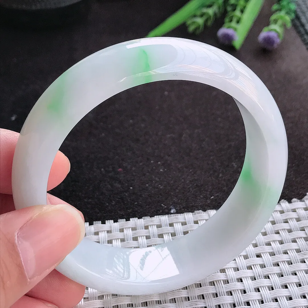 实拍A货翡翠58.5/17/8.5老坑精美油润飘绿轮胎手镯宽边玉镯手环