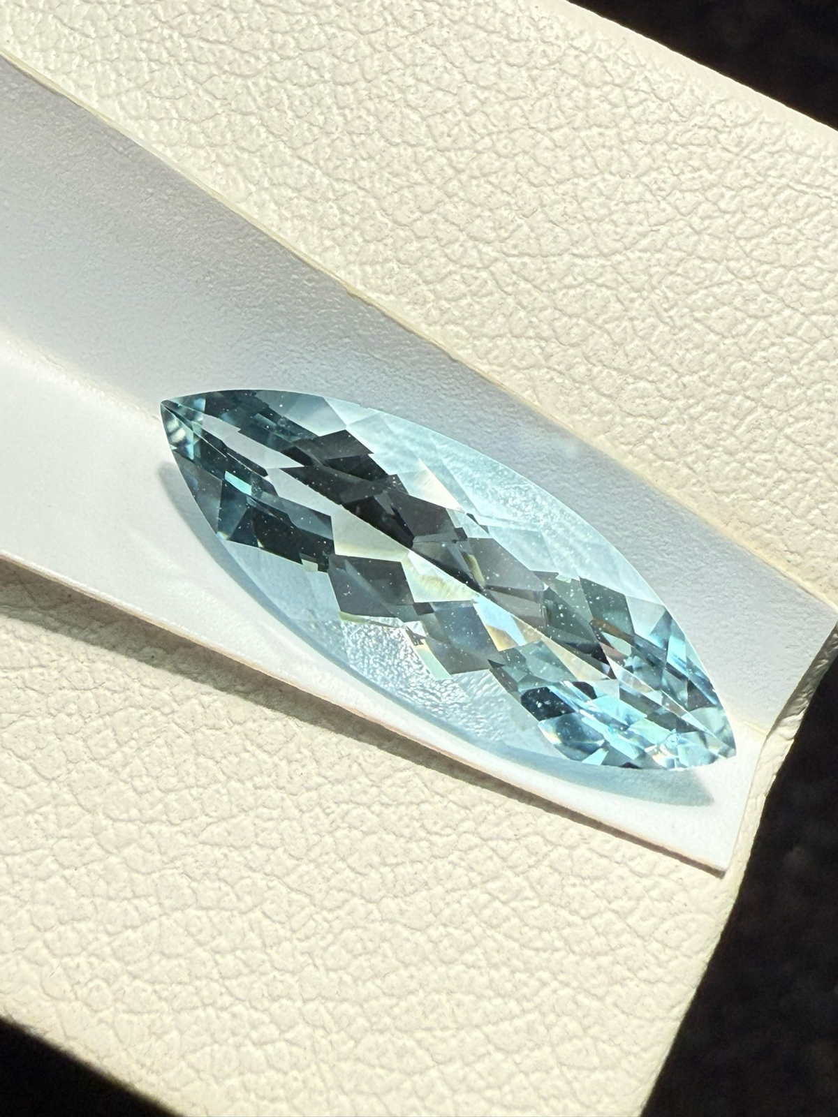 2.565克拉天然马眼海蓝宝戒面裸石，颜色超美，火彩超好，尺寸：17.2*6.4*4.7mm