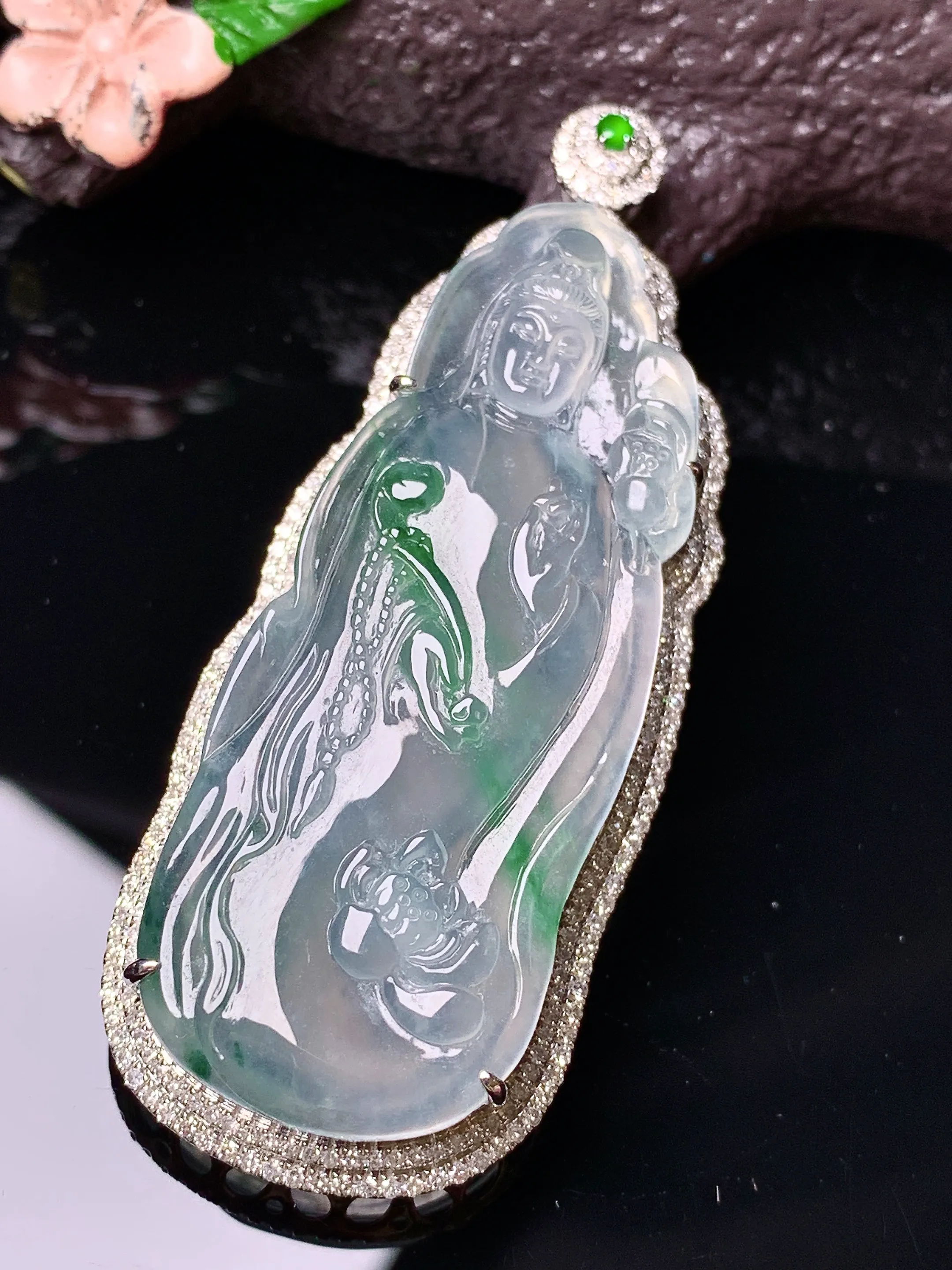 18k金钻镶嵌冰种飘绿观音吊坠 玉质细腻 色泽清新艳丽 整体尺寸60.2*23.3*10.3