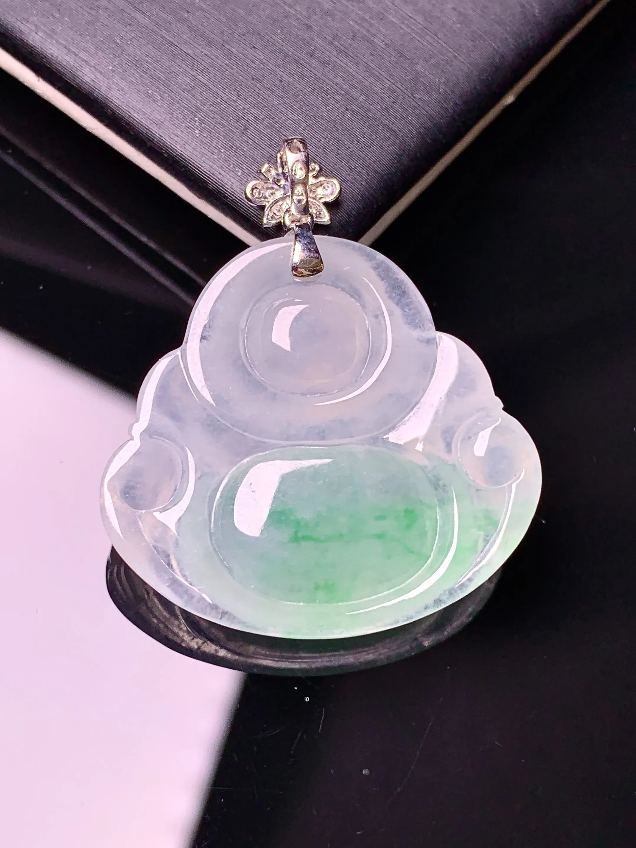 18k金钻镶嵌飘绿佛公吊坠 玉质细腻 色泽清新艳丽 整体尺寸32.6*28*5.7