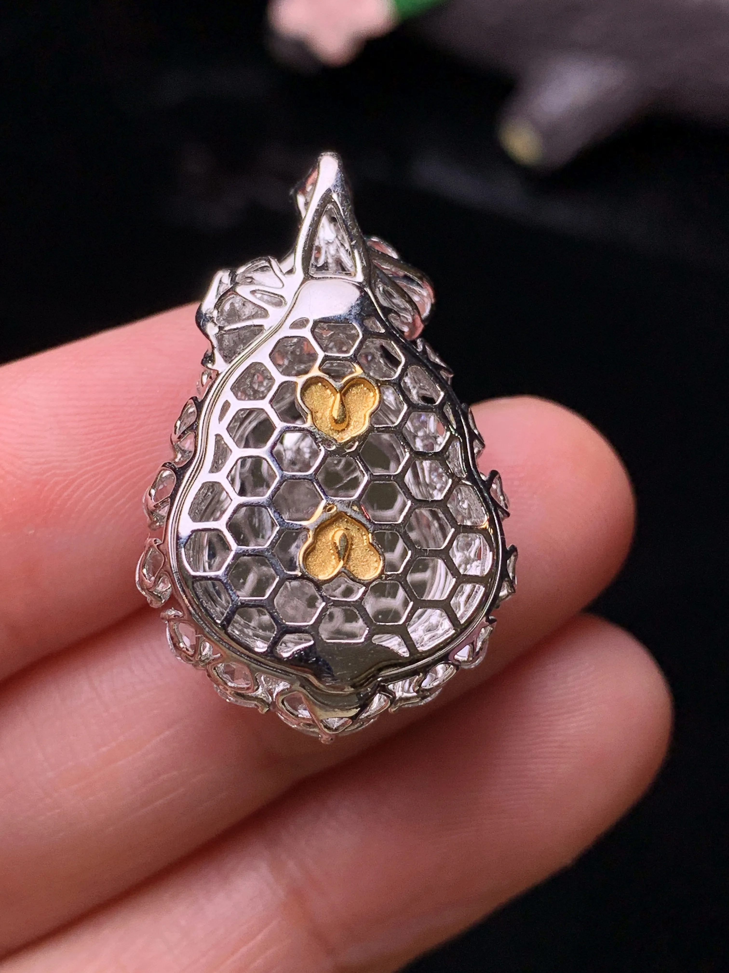 18k金钻镶嵌冰种葫芦吊坠 玉质细腻 色泽清新艳丽 整体尺寸29*18.6*12