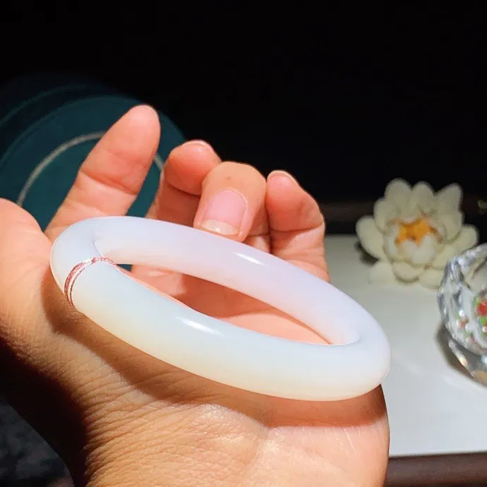 53圈口 和田玉白玉羊脂白圆条手镯。53圈口条宽11厚11玉质细腻油润。手推出油。佩戴高端典雅。lt