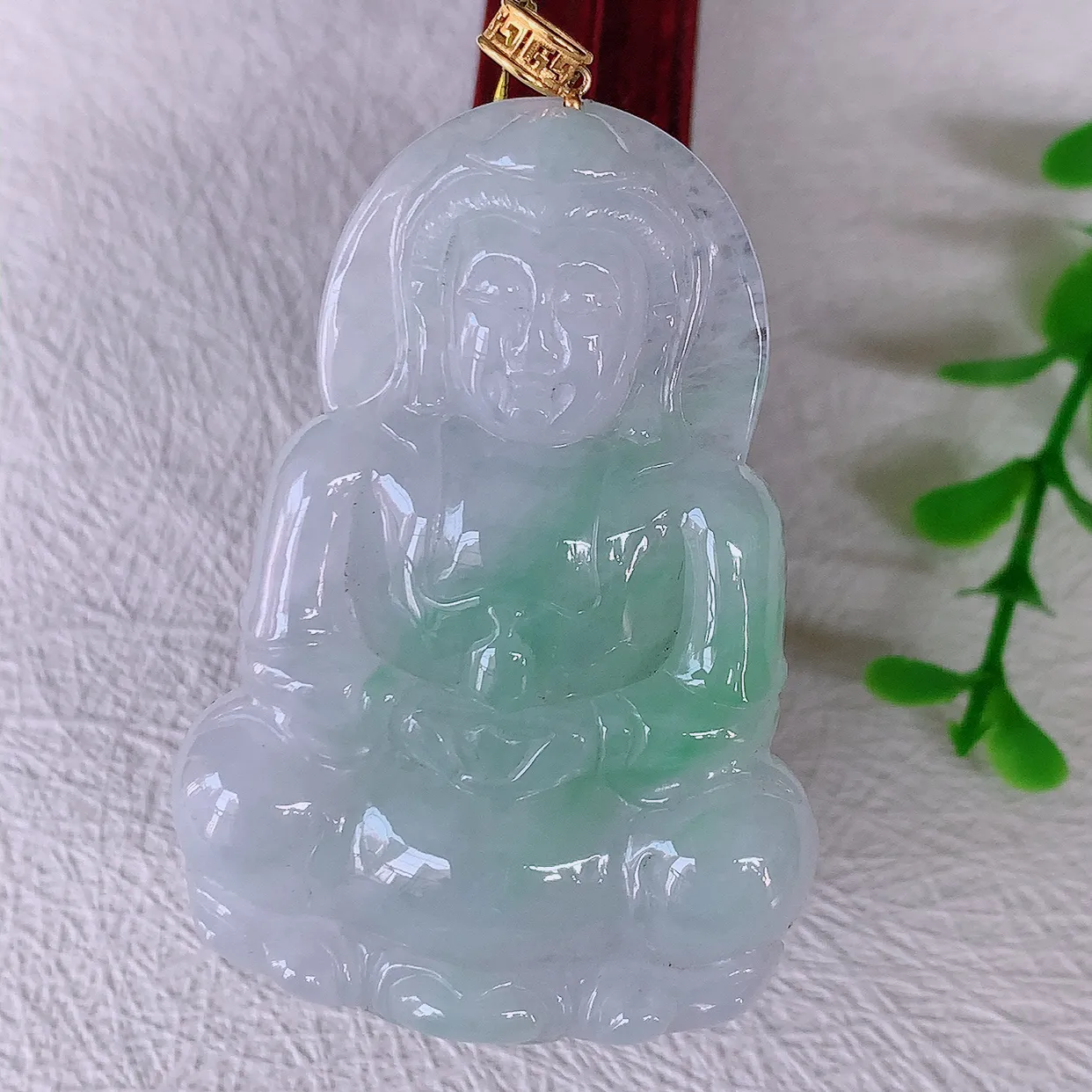 18K金镶嵌冰飘绿翡翠观音菩萨吊坠，赐福翡翠观音，观音面相端庄，品相佳，佩戴气质！#35.28整体57裸石51*35.5*6.5
