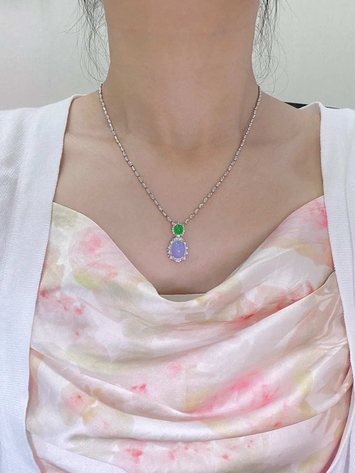 【冰种紫蛋面吊坠】质地细腻，饱满度很好，晶莹剔透，18k金钻镶嵌，裸石尺寸10.6*8.4*5毫米