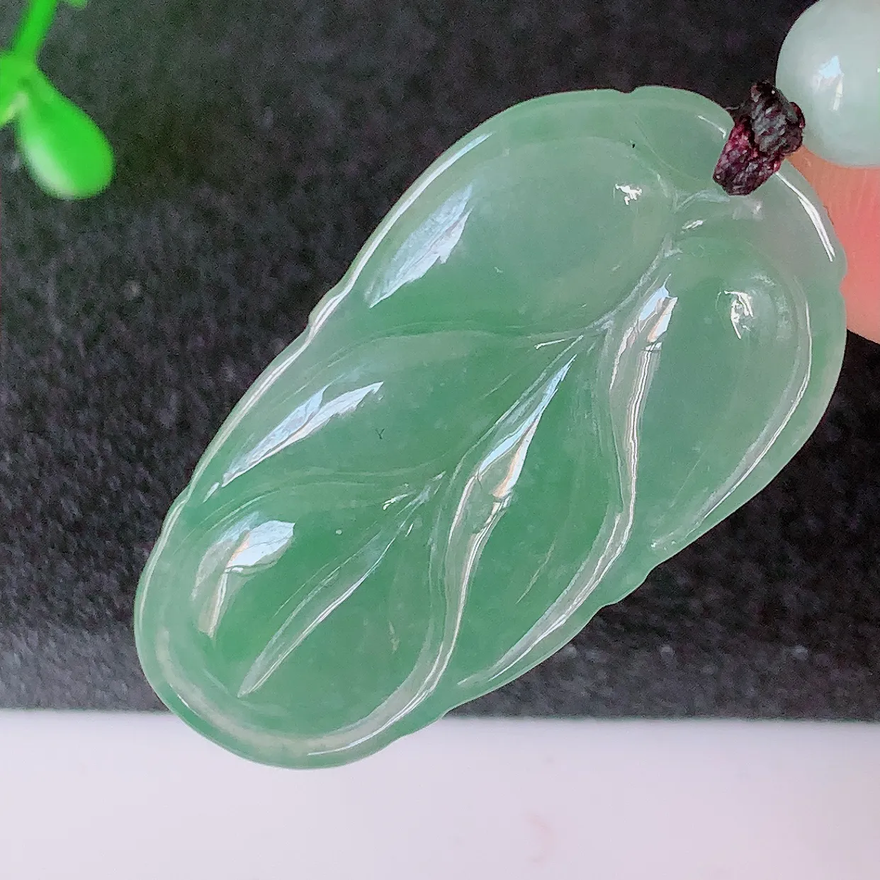 自然光实拍，冰胶水润翡翠叶子吊坠 ，种水足，色泽清新，工艺精湛，叶子寓意美好；金枝玉叶，事业有成。#81.28