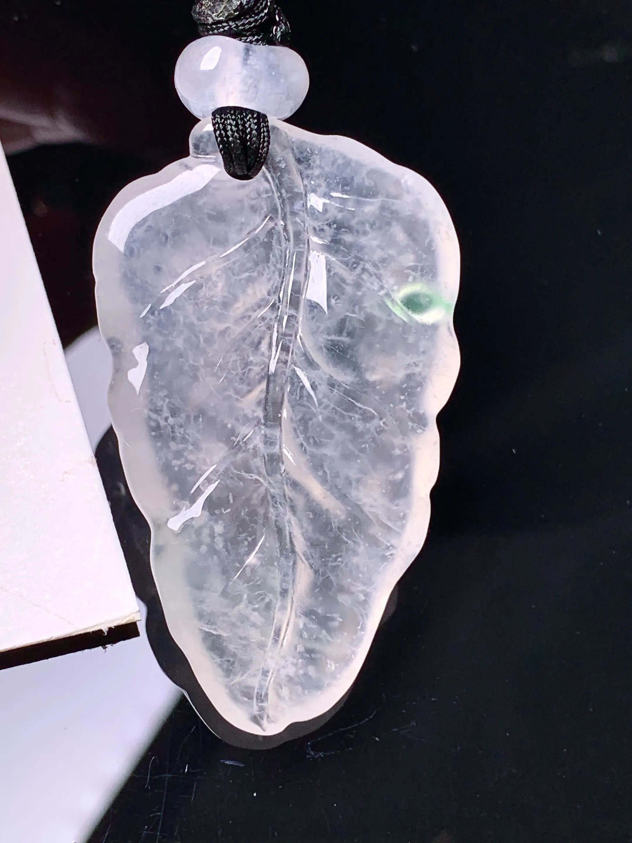 冰种树叶吊坠 玉质细腻 色泽清新艳丽 整体尺寸43.8*26.7*5.5