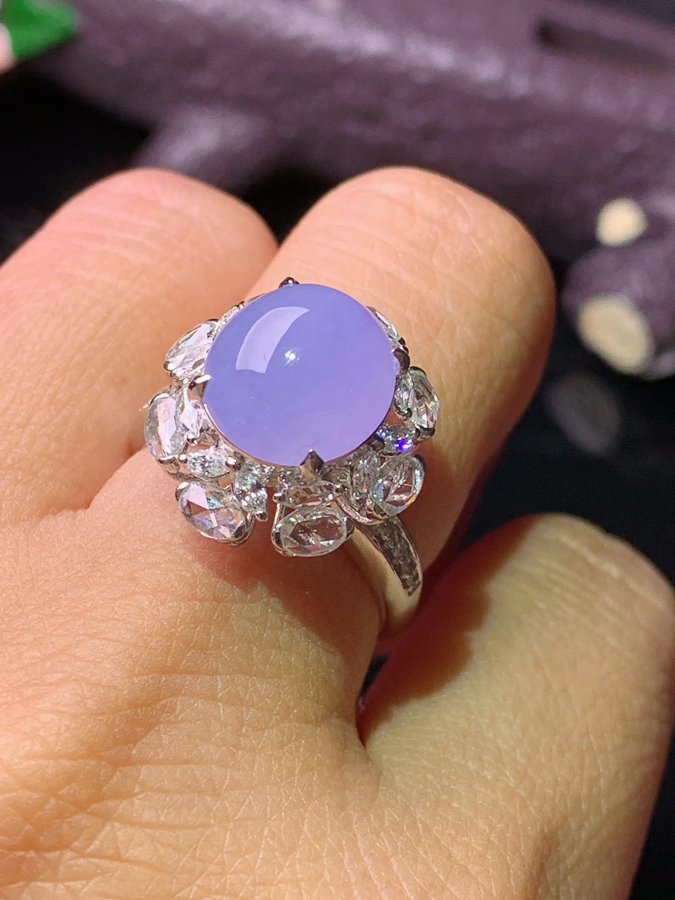 18k金钻镶嵌紫罗兰蛋面戒指 玉质细腻 色泽清新艳丽 圈口14.5 整体尺寸17.2*16*13.3