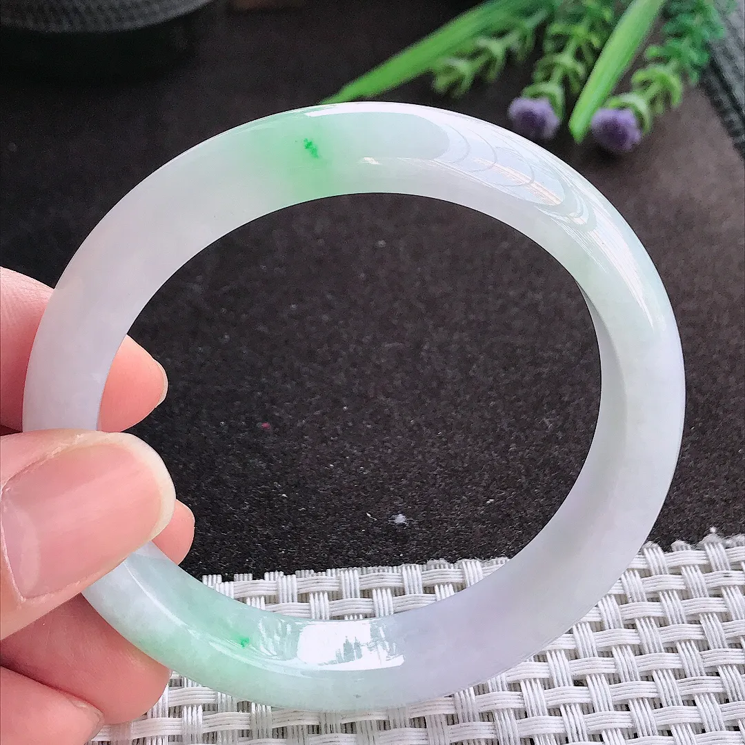 实拍A货翡翠57.5/12.1/8.1老坑精美冰润飘绿手镯宽边玉镯手环