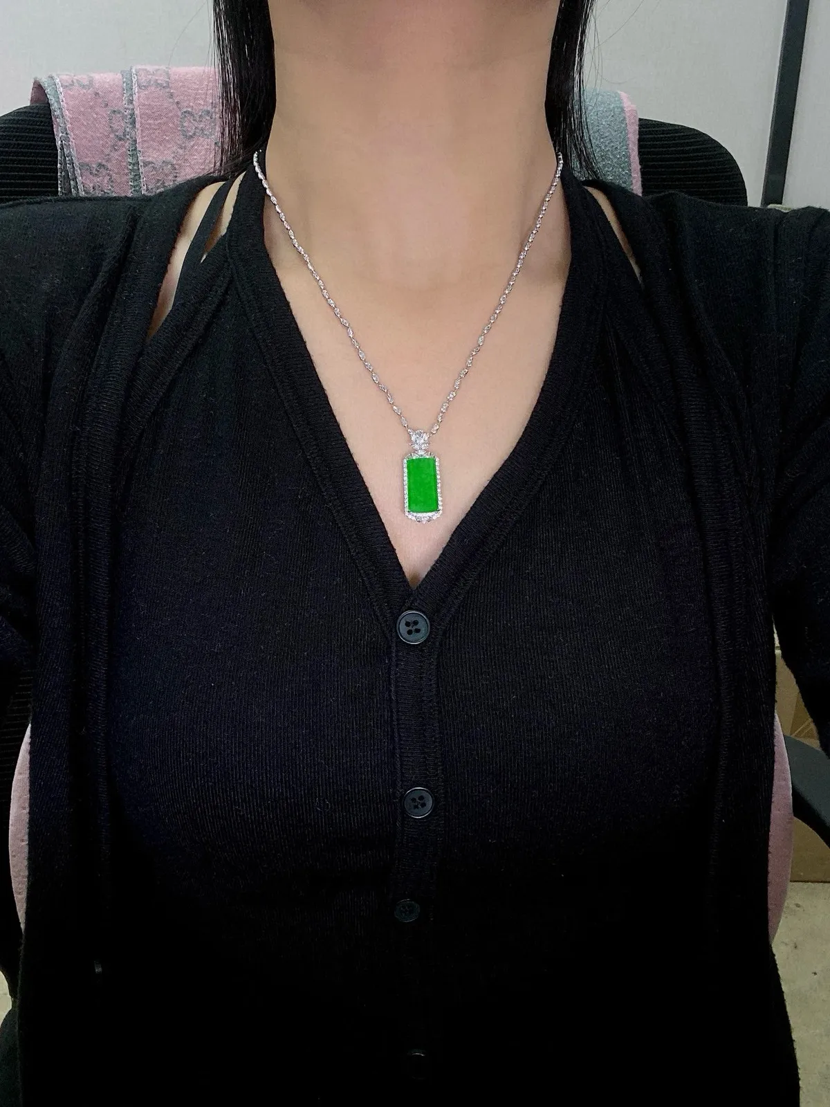 【冰种满绿无事牌】种水上乘，通透闪亮，晶莹剔透。18K金钻镶嵌，裸石尺寸18.5*10*2.6毫米。