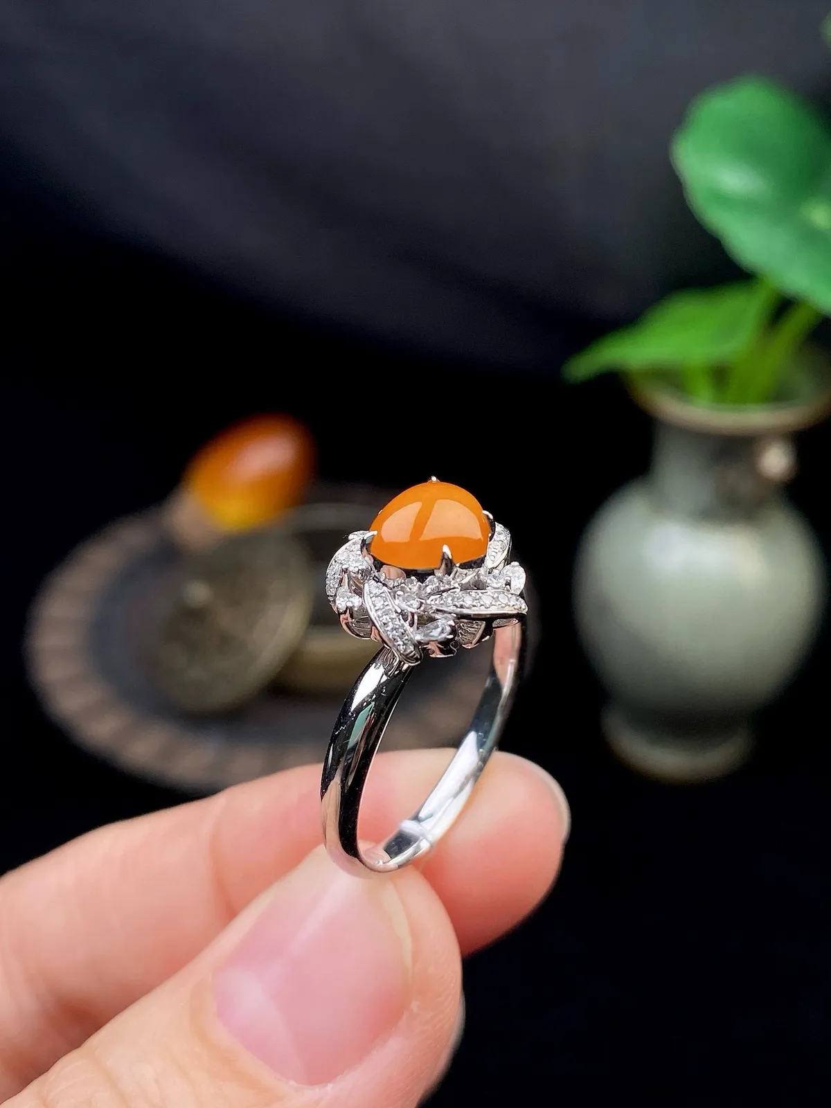 【冰种黄翡心形戒指】种水上乘，晶莹剔透，纯净通透，18k金钻精美镶嵌，裸石尺寸7.1*6.5*2.6