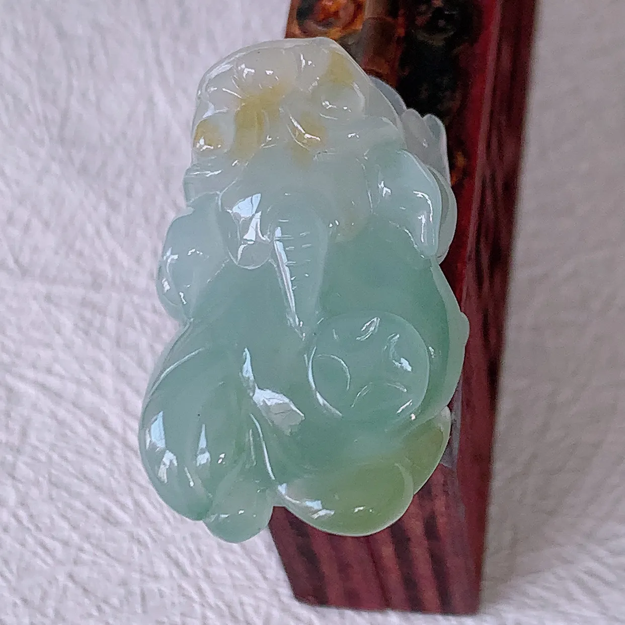 自然光实拍，冰胶双彩翡翠招财貔貅吊坠，民间有“一摸貔貅运程旺盛，再摸貔貅财运滚滚，三摸貔貅平步青云 ”的美好祝愿。#81.28