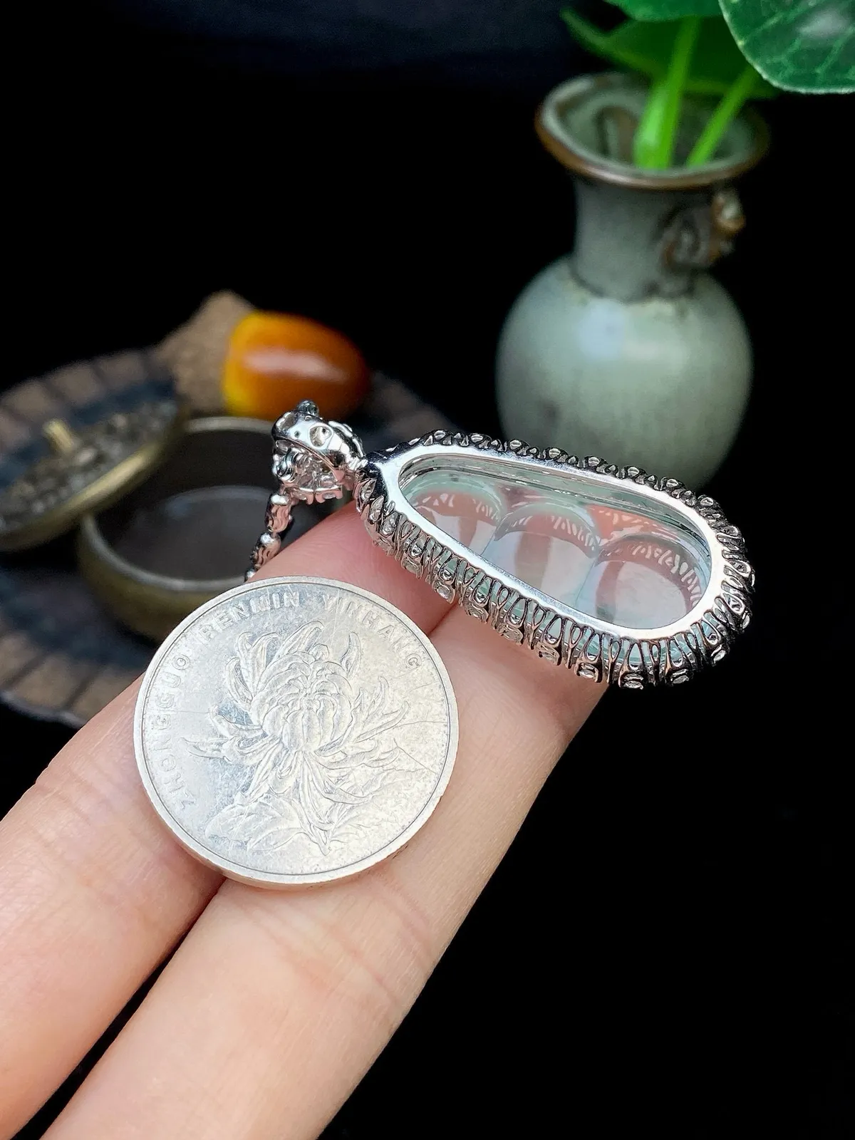 【冰种飘花福豆吊坠】种地上乘，冰感十足，通透起光，饱满圆润，收藏品质，18k金钻镶嵌，裸石尺寸29.4*14.9*4.8毫米