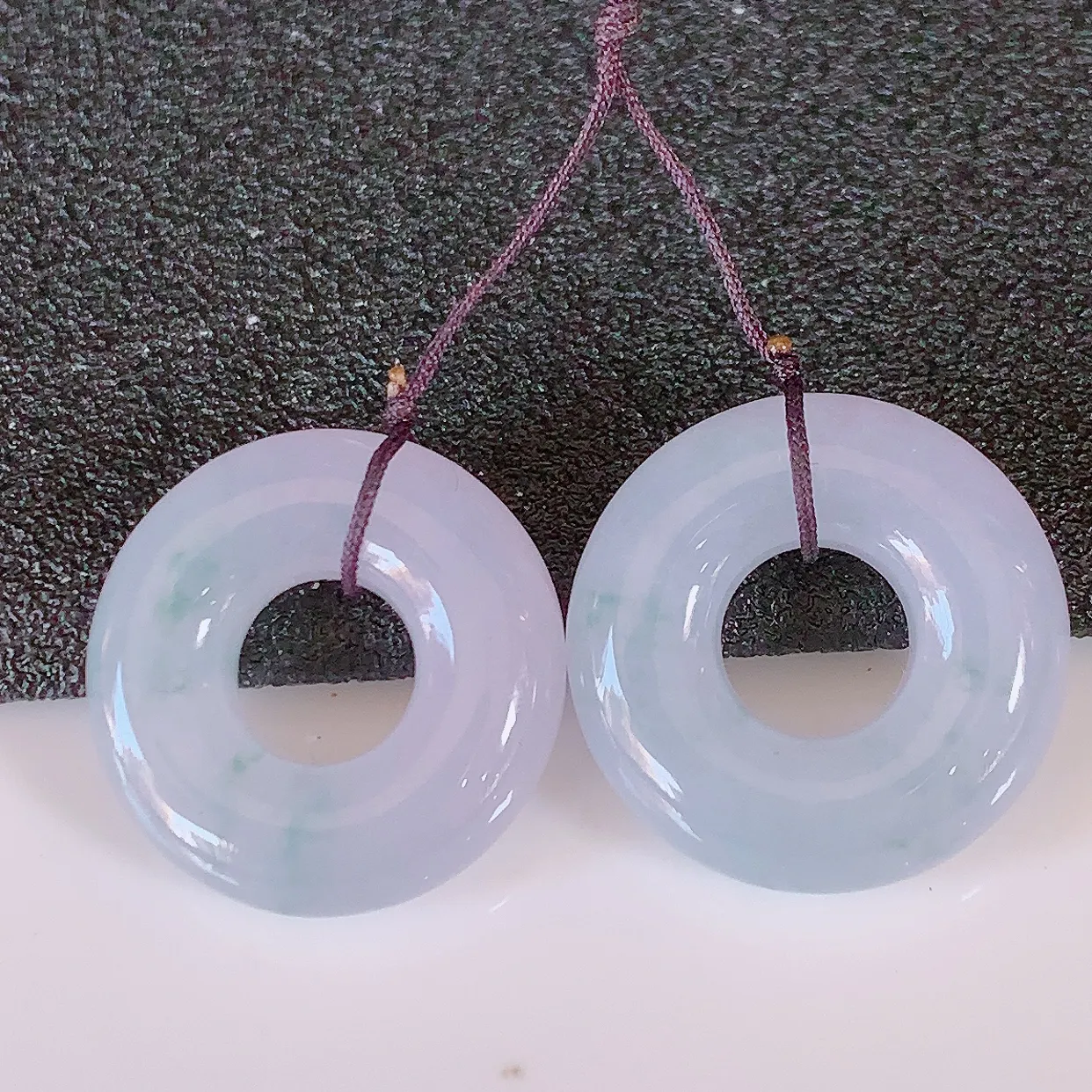 自然光实拍，冰紫罗兰飘花翡翠一对平安扣吊坠，玉扣，平安是福；很美的料子，平安扣佩戴优雅迷人！#49.26