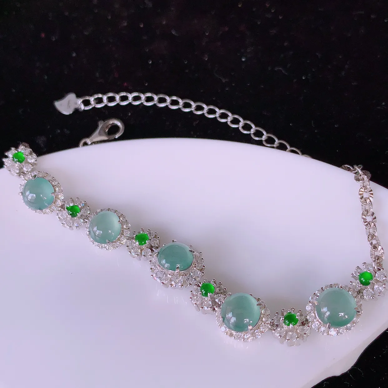 冰透满绿翡翠925银镶嵌手链，自然光实拍，翠色灵动，颜色漂亮，种老水足，品相佳，佩戴佳品！#97.28取一整体8.5*7.5*5.2裸石5.8*5.8