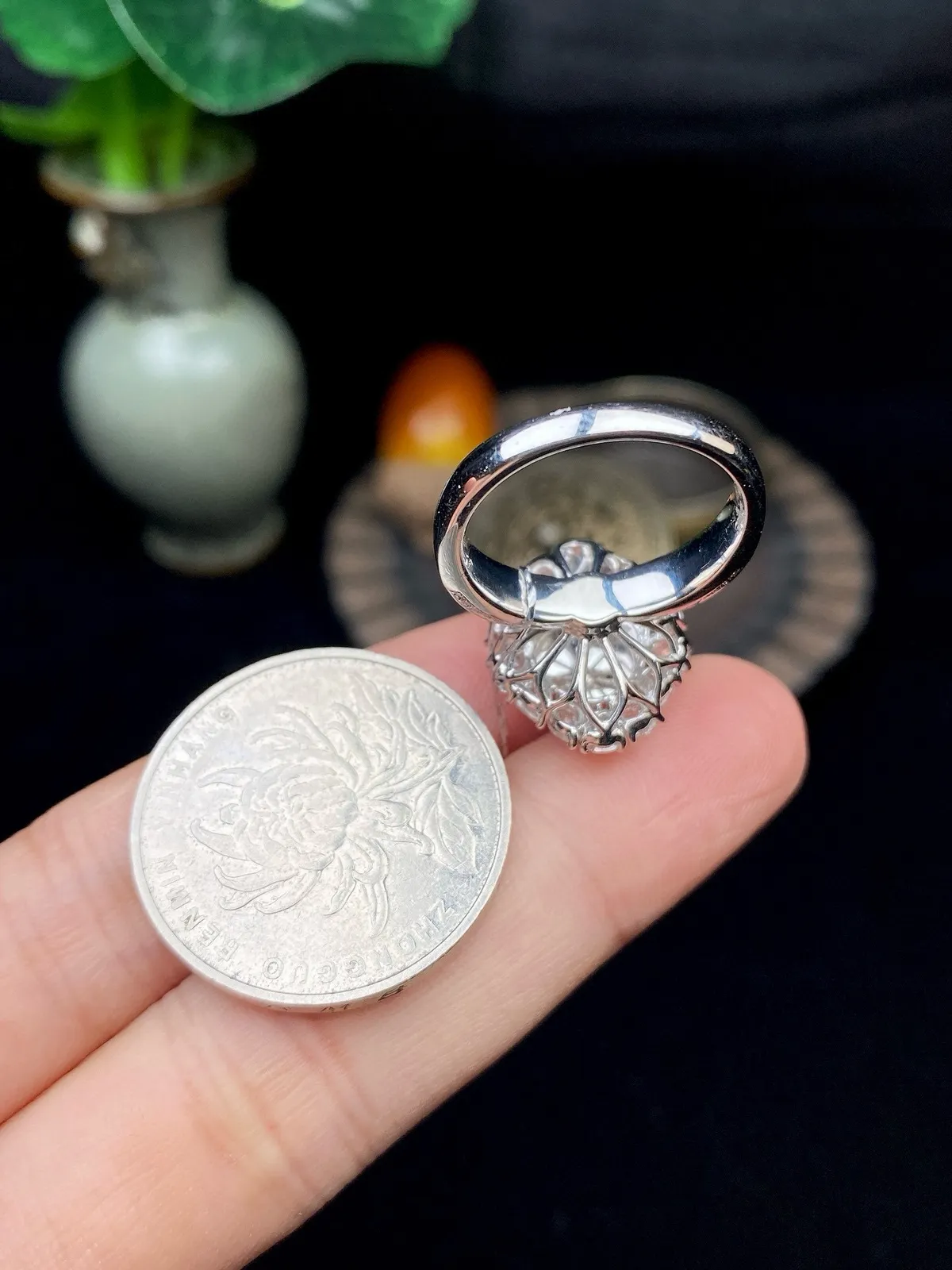 【冰种紫蛋面戒指】质地细腻，饱满度很好，晶莹剔透，18k金钻镶嵌，裸石尺寸9*8.3*4.4毫米