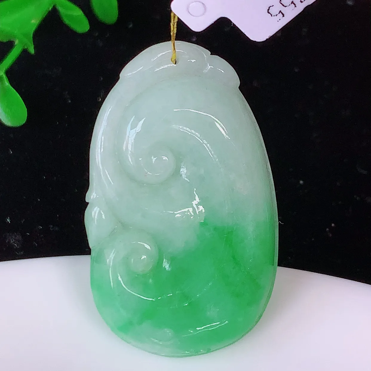 自然光实拍，冰润飘绿如意翡翠吊坠，翠色灵动，佩戴效果时尚出众，尽显气质，玉质细腻，美感十足。#35.28