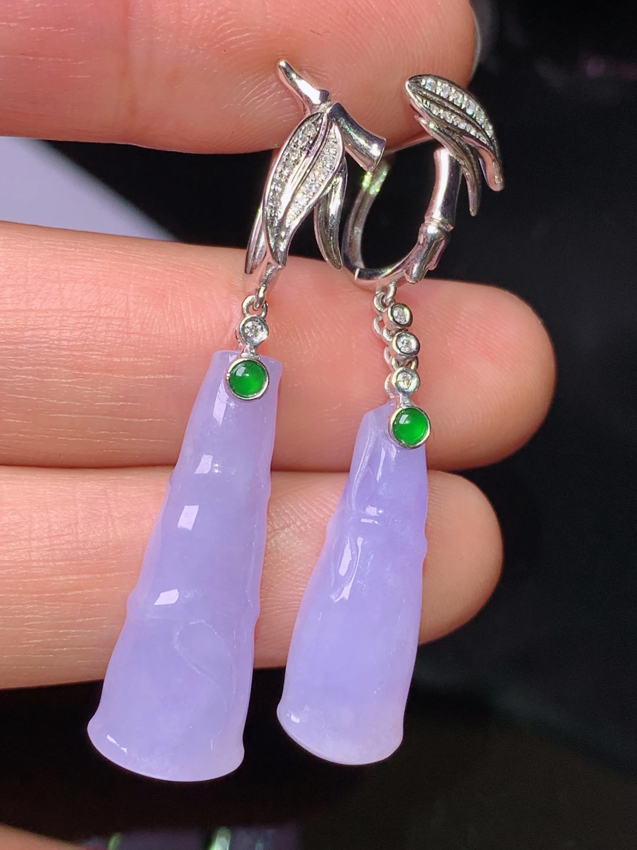 18k金钻镶嵌紫罗兰节节高耳坠 玉质细腻 色泽清新艳丽 整体尺寸42.5*7.8*5