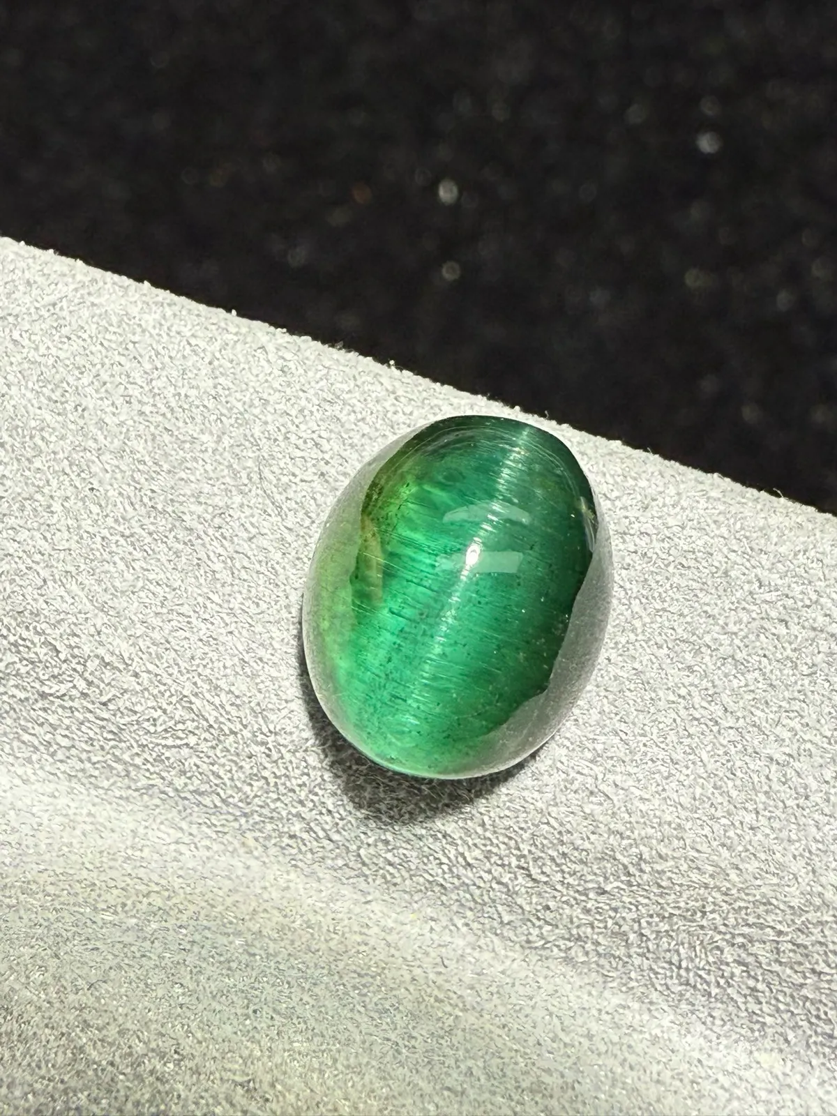 5.2克拉蓝绿碧玺猫眼裸石 猫眼效应犀利 晶体好[强][强] 水头十足 俏色系列可遇不可求 大约规格：10.5*8.8*6.9mm