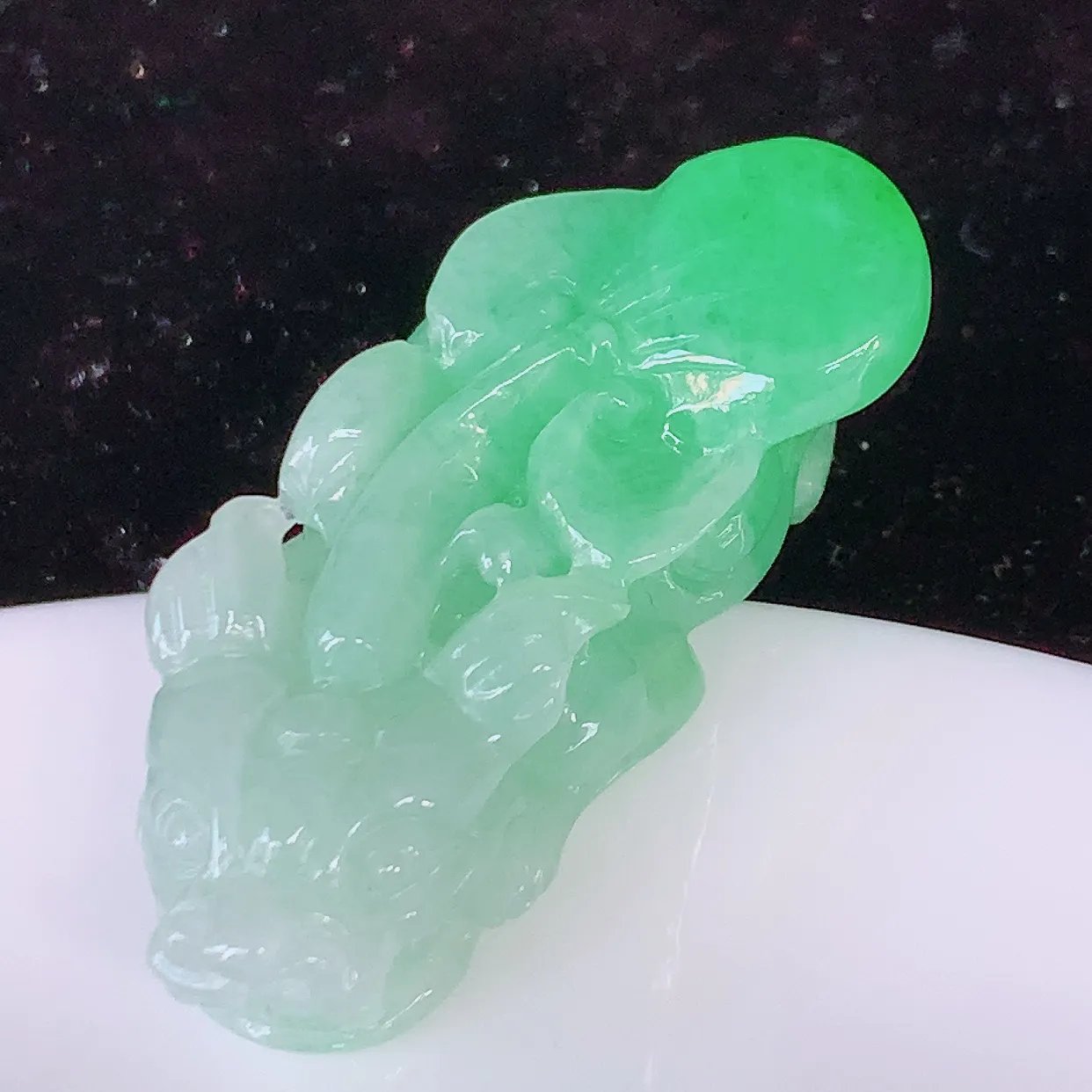 自然光实拍，冰润飘绿翡翠招财貔貅吊坠， 民间有“一摸貔貅运程旺盛，再摸貔貅财运滚滚，三摸貔貅平步青云 ”的美好祝愿。#81.28