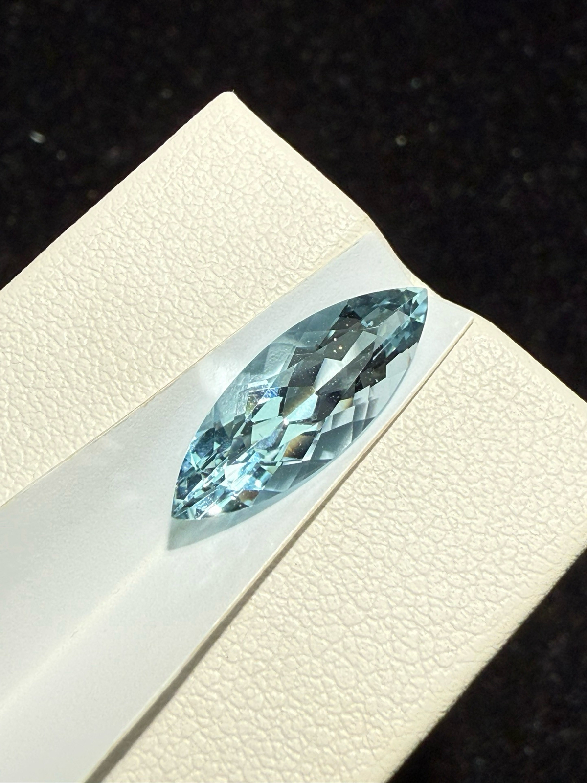 2.565克拉天然马眼海蓝宝戒面裸石，颜色超美，火彩超好，尺寸：17.2*6.4*4.7mm