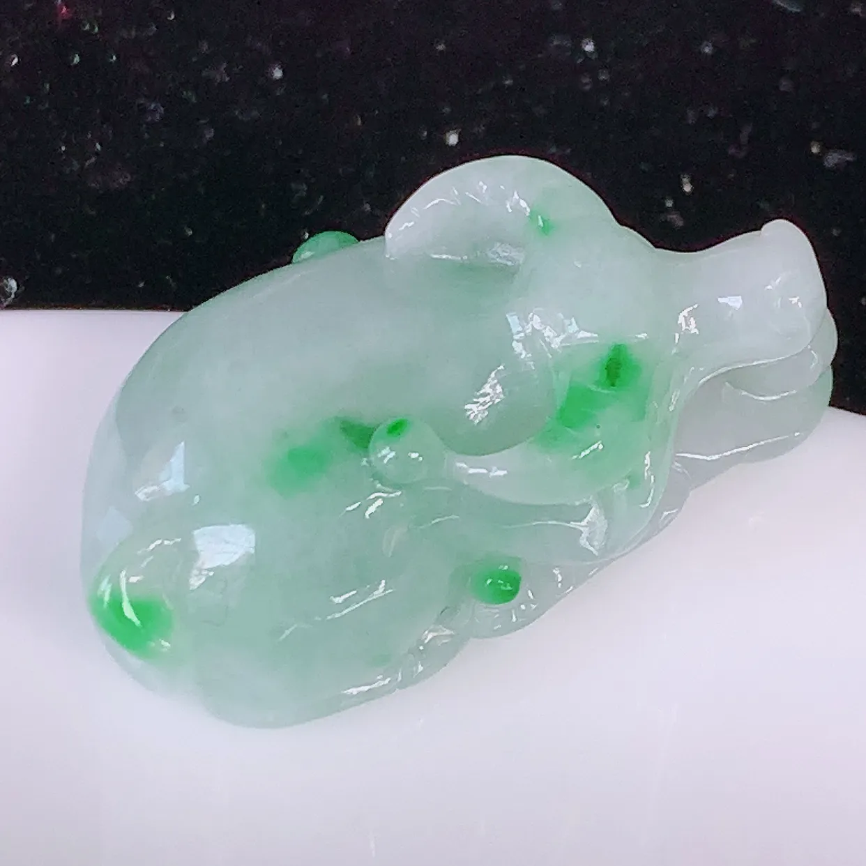 自然光实拍，水润飘绿翡翠生肖牛气冲天吊坠，翠色灵动，玉质细腻，颜色漂亮，品相佳，佩戴佳品！#81.28