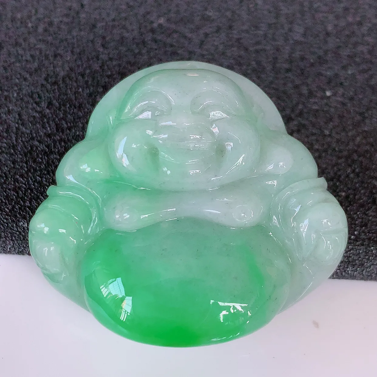 自然光实拍，冰润飘绿翡翠佛公吊坠，开心笑佛，种老水足，颜色漂亮，立体饱满圆润，佩戴效果赞#46.28