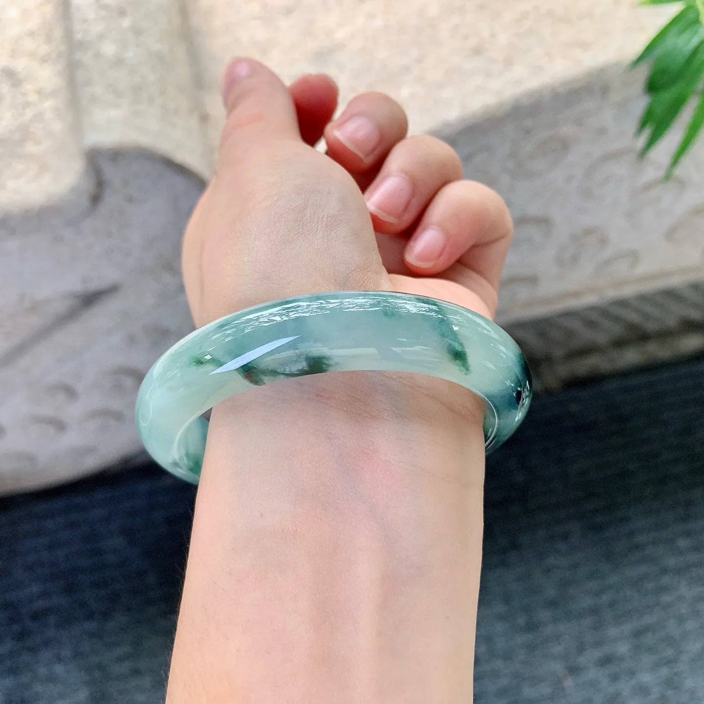 正圈56 57
【圈口】57.2/12.7/8.8
【描述】糯冰飘花，水润，种老，细腻，无裂纹！