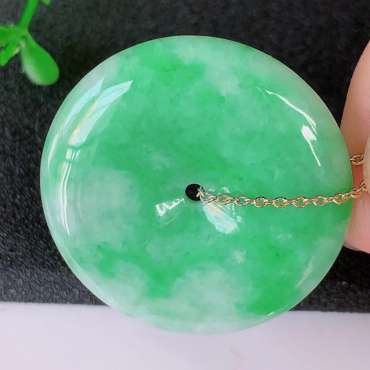 自然光实拍，水润飘绿翡翠平安扣吊坠，品相佳，美感十足，寓意平平安安，平安扣佩戴精美时尚！#39.28