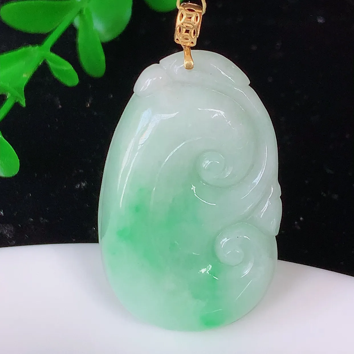 18k金镶嵌冰润飘绿如意翡翠吊坠，款式新颖时尚，日常百搭的款。清秀高雅，佩戴优雅高贵！#35.28