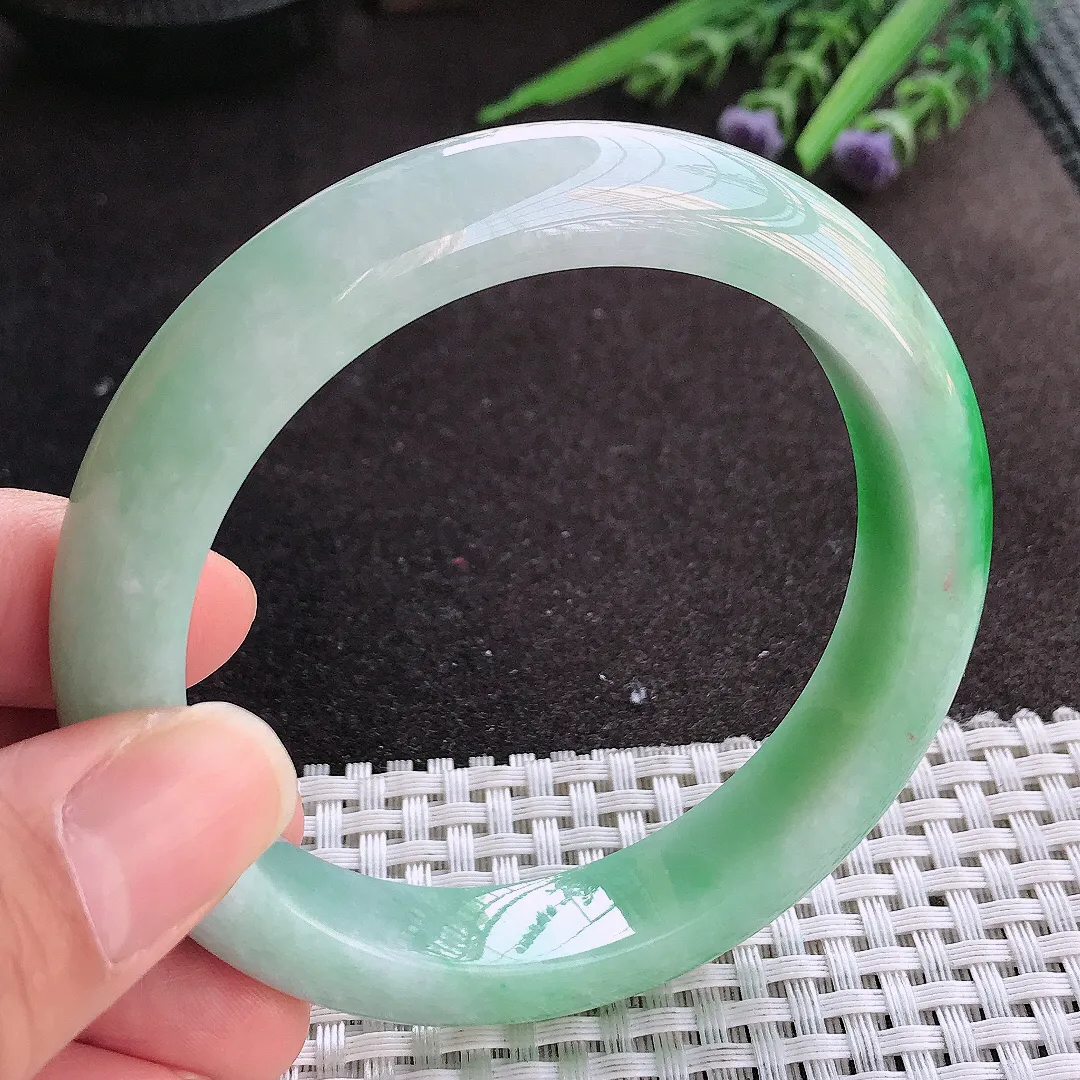 实拍A货翡翠59/12.5/9老坑精美温润飘阳绿手镯宽边玉镯手环