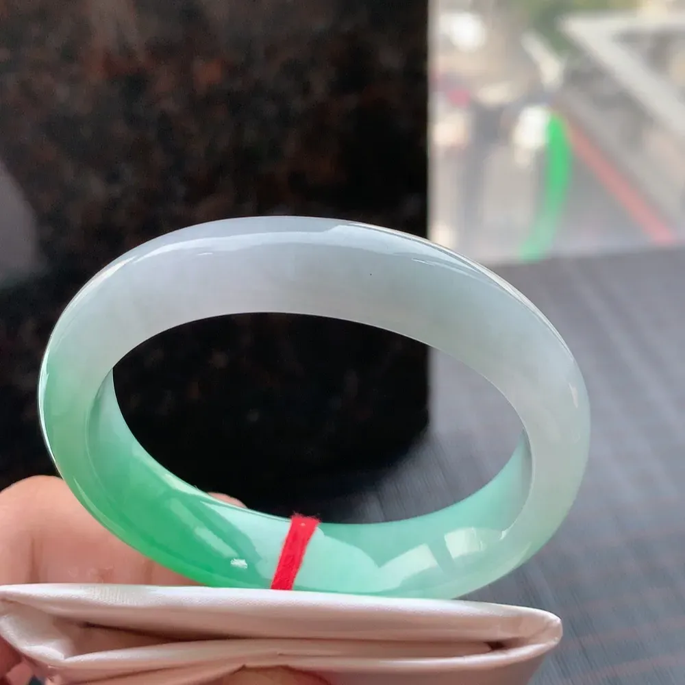 贵妃一大节阳绿 无瑕 尺寸:53.3/47.8/13/7.8 色阳