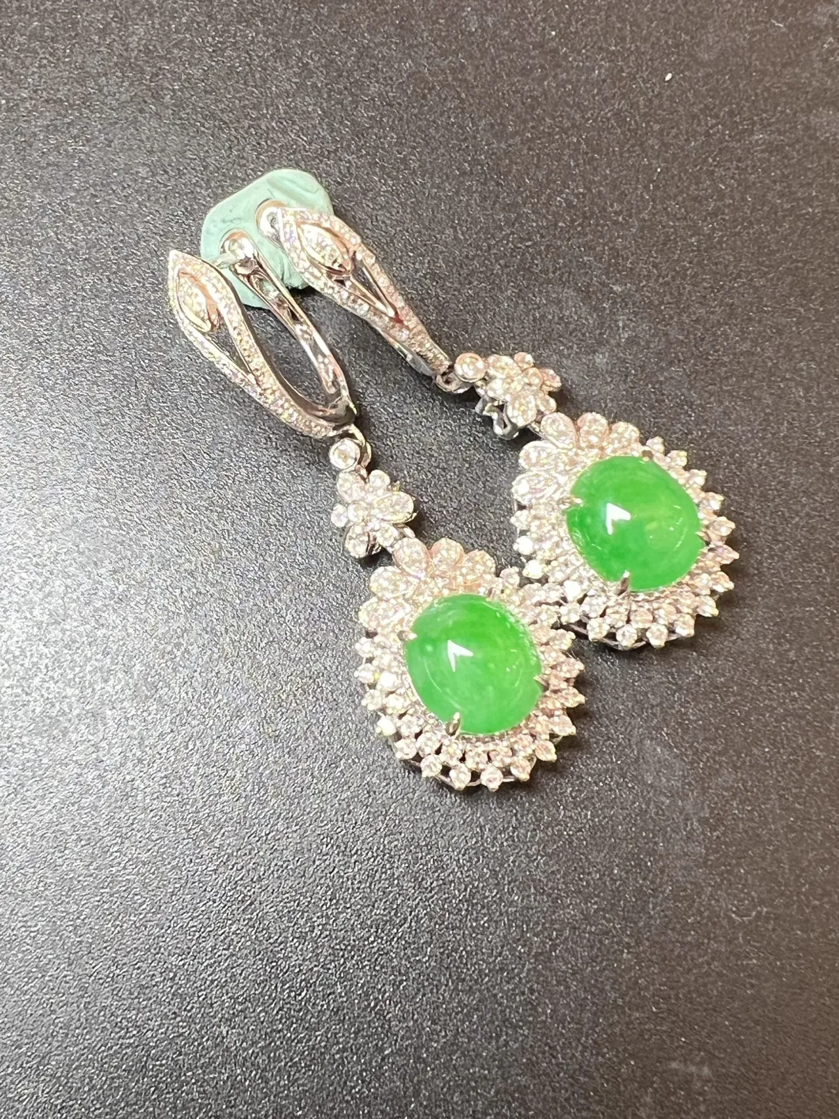 满色蛋面耳坠总长：38 *15.1*12.6*8 祼石尺寸8.2*7.2*4.5