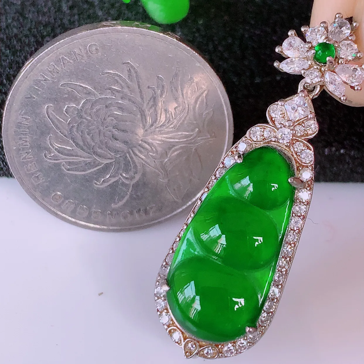 冰透满绿翡翠925银镶嵌四季豆吊坠，自然光实拍，翠色灵动，颜色漂亮，种老水足，品相佳，佩戴佳品！#97.28整体36*12*7.5裸石19.5*9.5