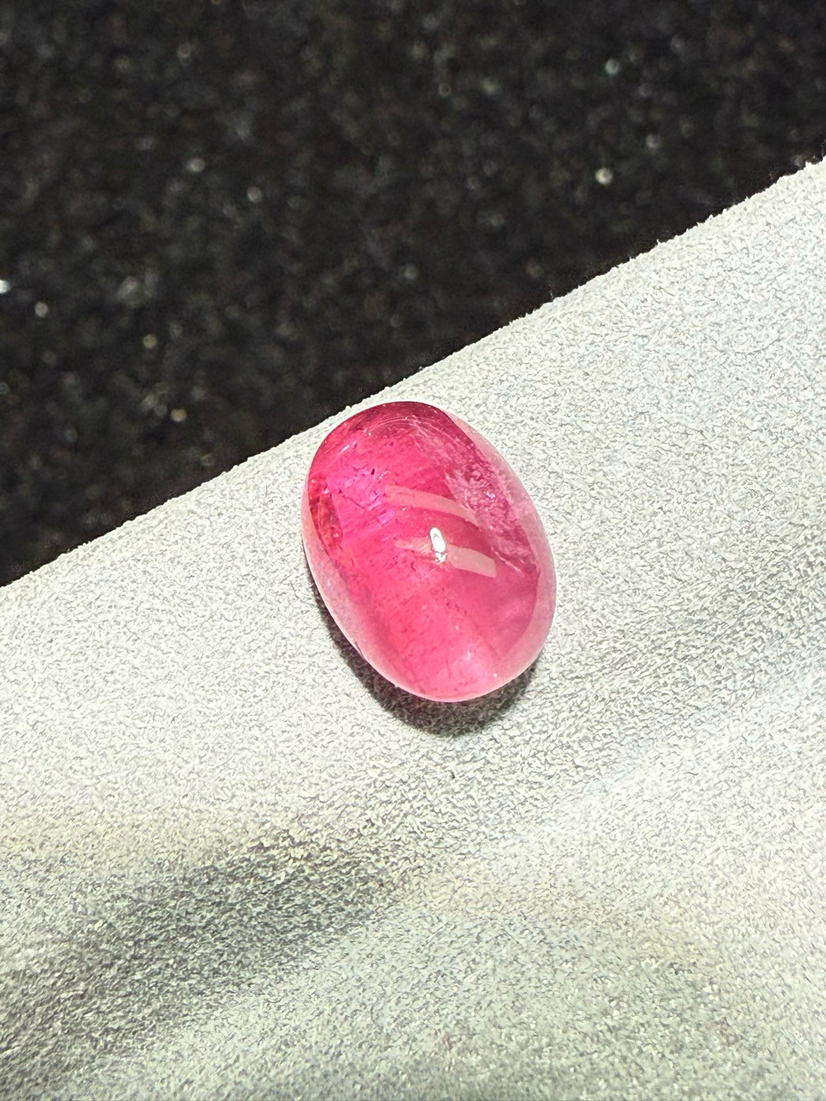 3.865克拉卢比来碧玺蛋面裸石 晶体好[强][强] 水头十足 俏色系列可遇不可求 大约规格：10.1*7.2*6.5mm