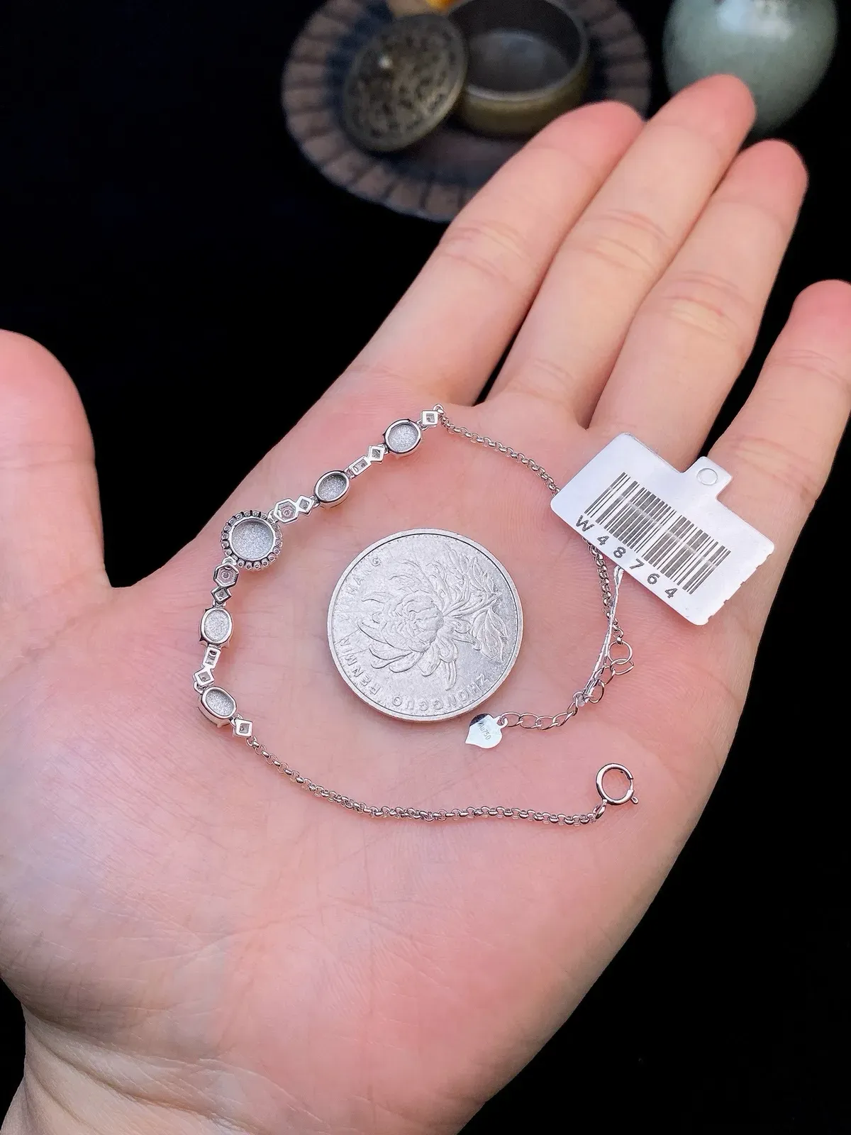 【冰种紫罗兰+黄、绿蛋面组合镶嵌手链】颗颗冰透，饱满圆润，光泽闪耀，流行款，18K金钻镶嵌，裸石尺寸6*2.8毫米，总长185