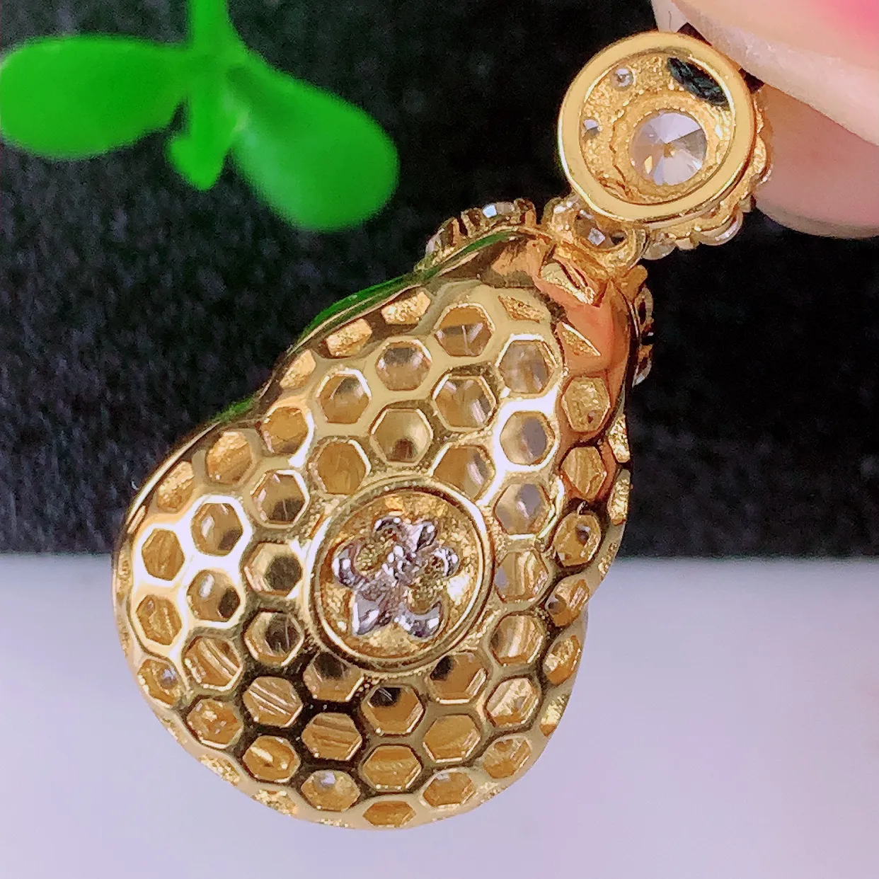 冰透满绿翡翠925银镶嵌葫芦吊坠，自然光实拍，翠色灵动，颜色漂亮，种老水足，品相佳，佩戴佳品！#97.28整体27.5-15-9.8裸石16*12