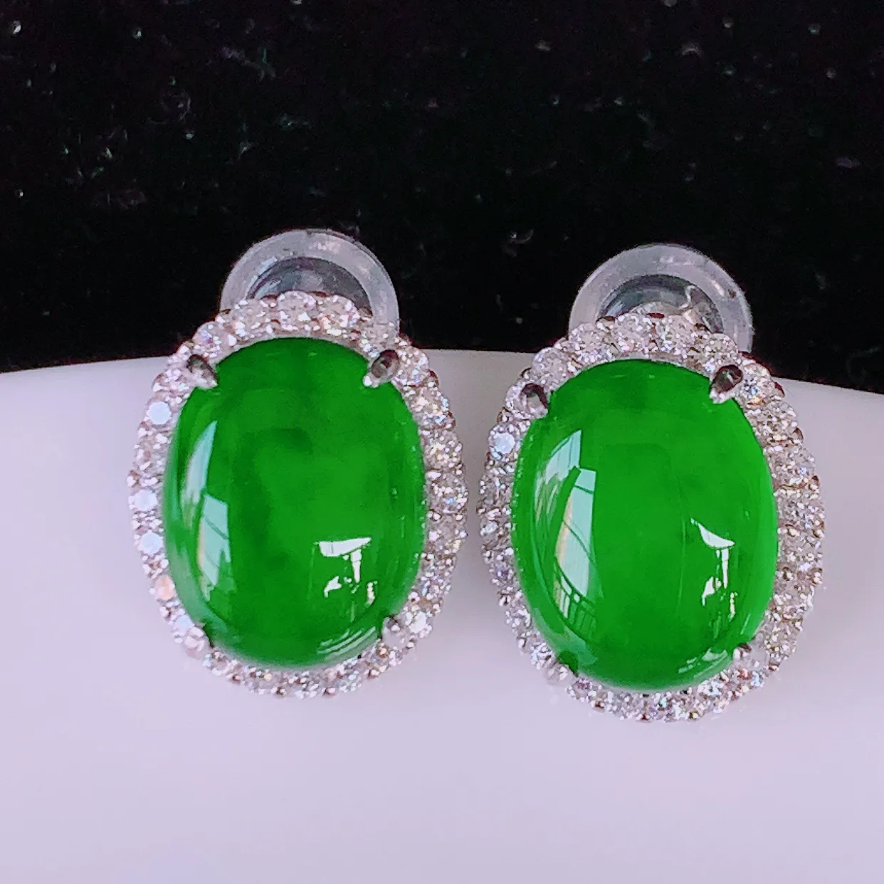 冰透满绿翡翠925银镶嵌耳钉，自然光实拍，翠色灵动，颜色漂亮，种老水足，品相佳，佩戴佳品！#97.28整体15.5-12.5-10*裸石9.5*7.5