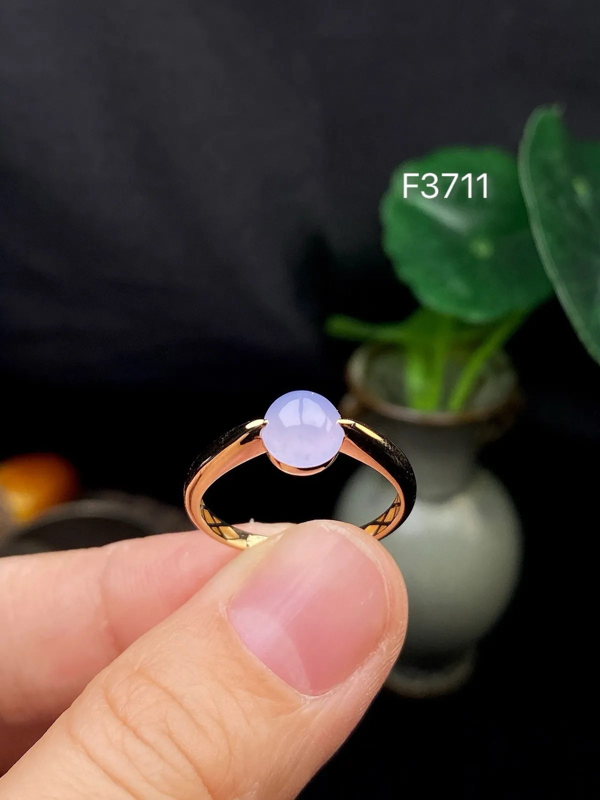 【冰种紫蛋面戒指】质地细腻，饱满度很好，晶莹剔透，18k金钻镶嵌，裸石尺寸7*6.3*3.4毫米