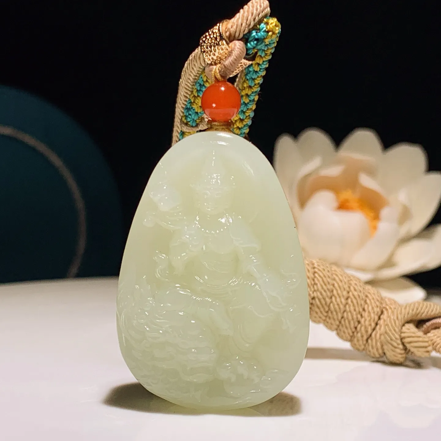 和田玉黄口料文殊菩萨牌子挂件。尺寸43/30/11重36.5克 无裂无杂 玉质细腻油润 底色纯净 脂