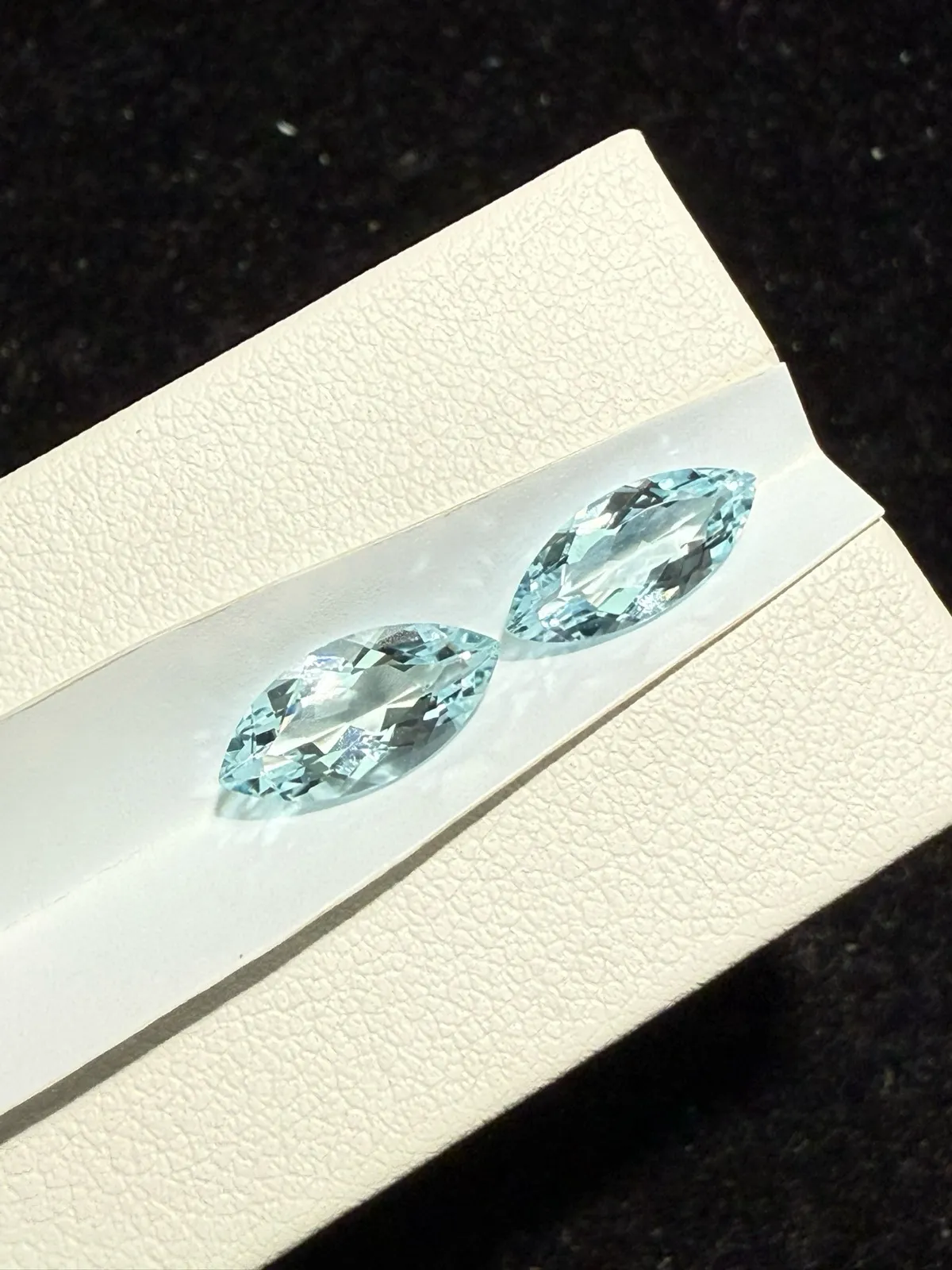 2.525克拉天然马眼海蓝宝戒面裸石，颜色超美，火彩超好，尺寸：11.9*5.8*3.9mm