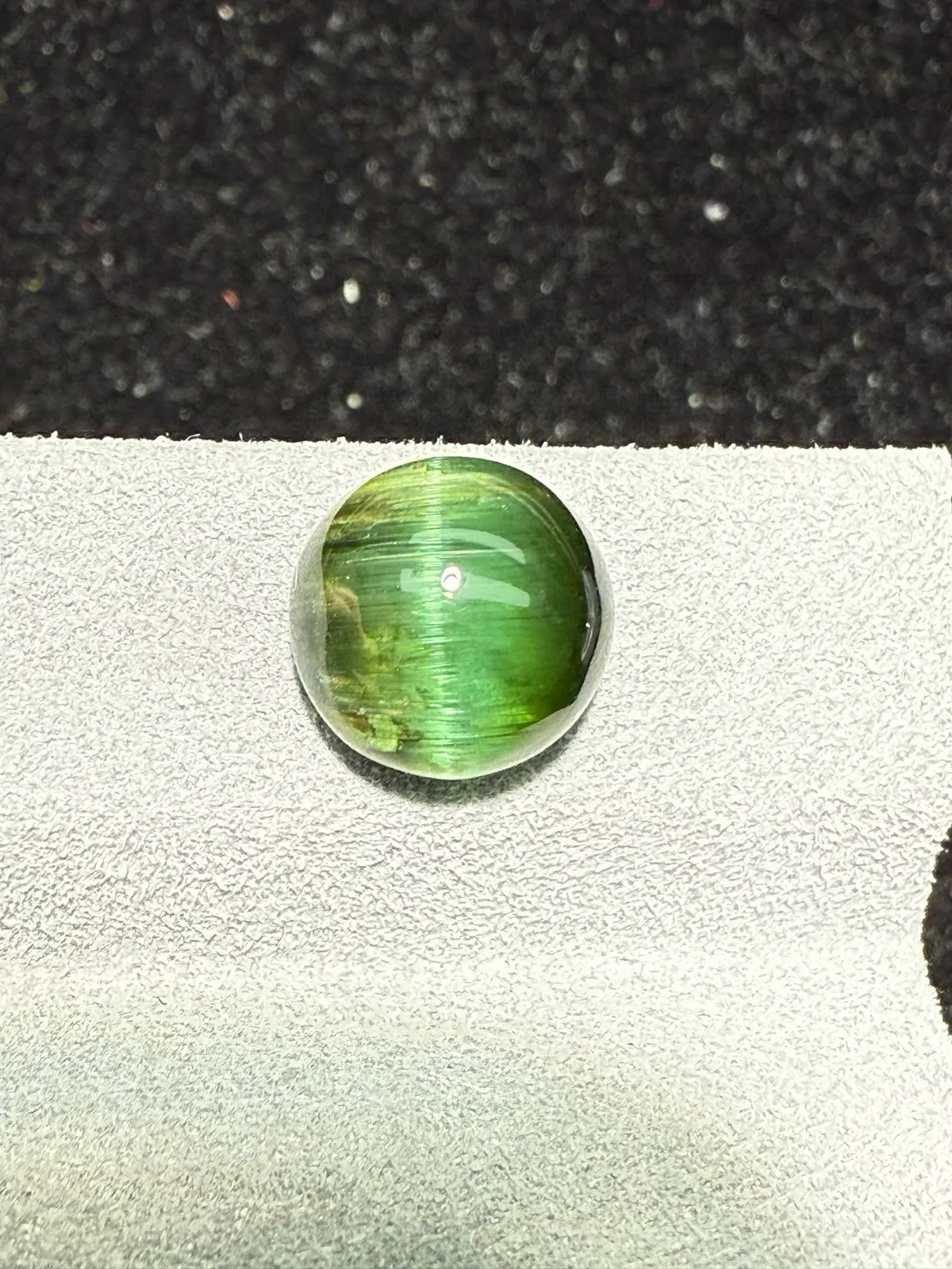 4.21克拉绿碧玺猫眼裸石 猫眼效应犀利 晶体好[强][强] 水头十足 俏色系列可遇不可求 大约规格：9.4*9.5*6mm