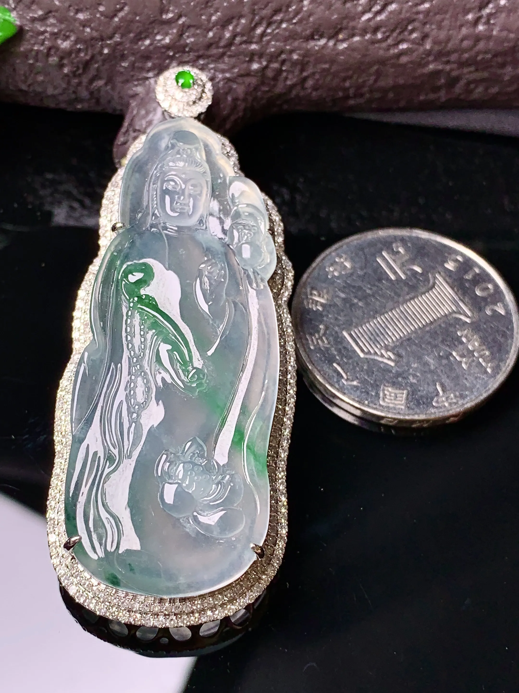 18k金钻镶嵌冰种飘绿观音吊坠 玉质细腻 色泽清新艳丽 整体尺寸60.2*23.3*10.3