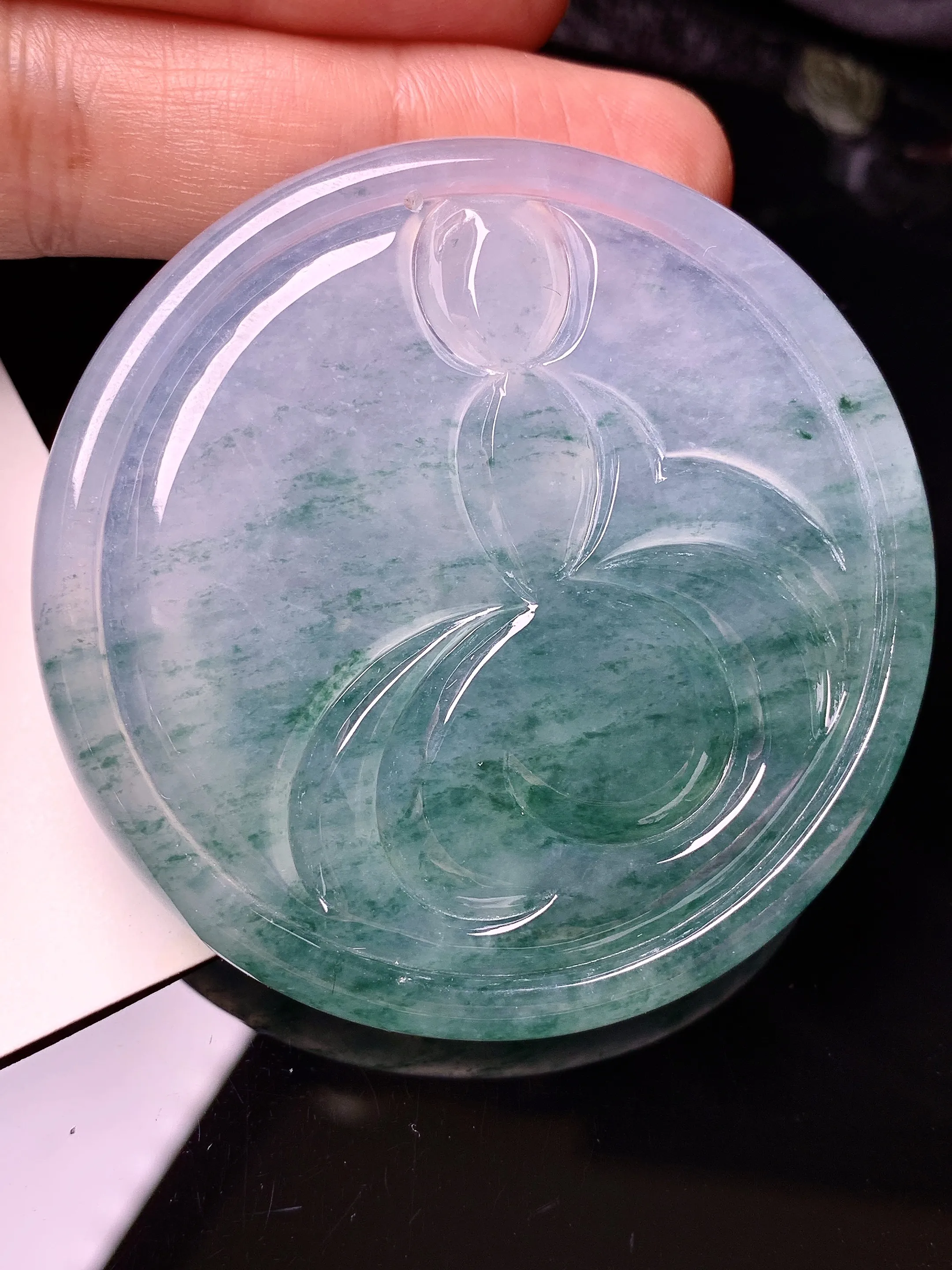 飘绿观音菩萨吊坠 玉质细腻 色泽清新艳丽 整体尺寸54.3*7.6