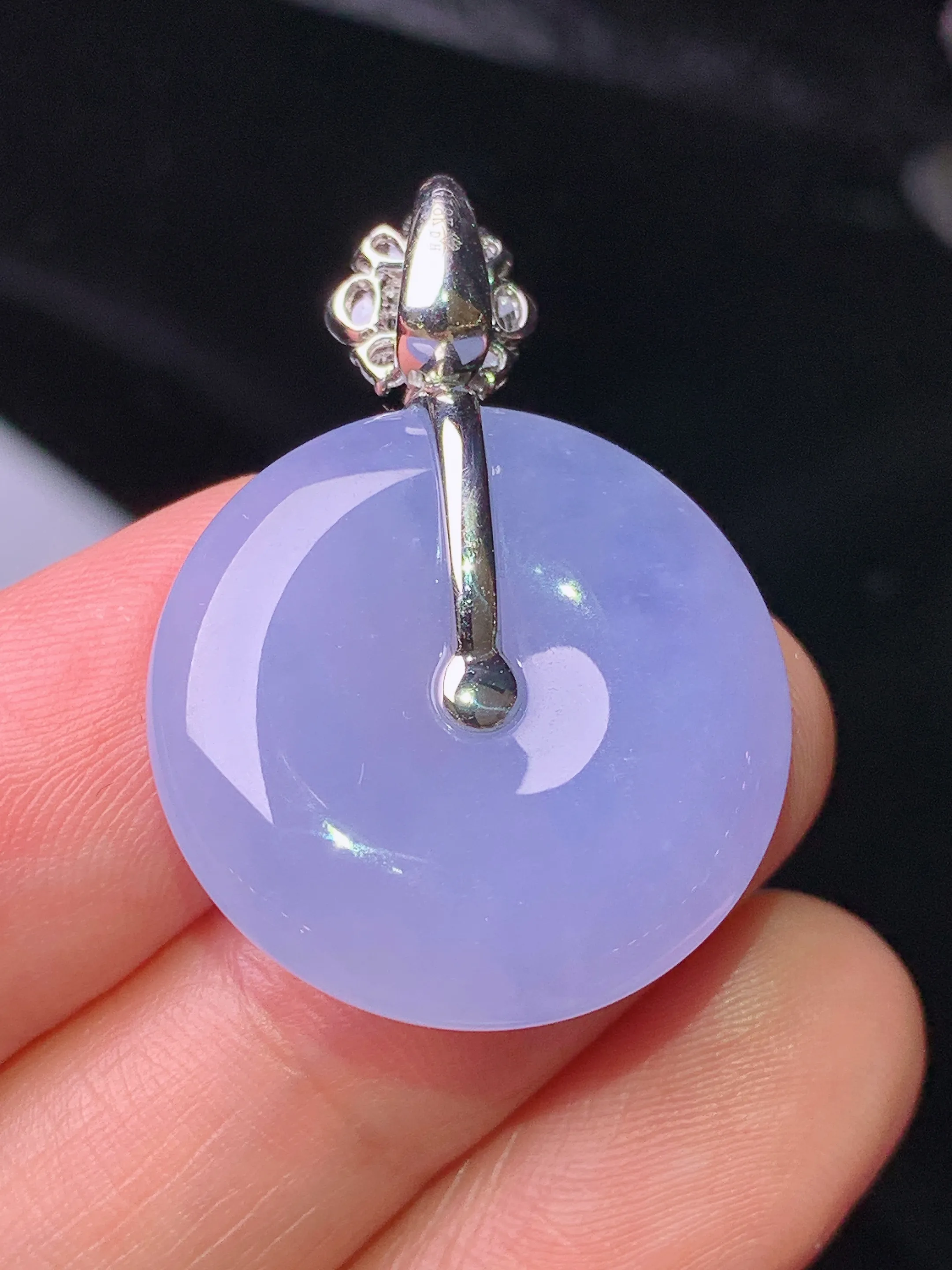 18k金钻镶嵌紫罗兰平安扣吊坠 玉质细腻 色泽清新艳丽 整体尺寸32*22.8*6