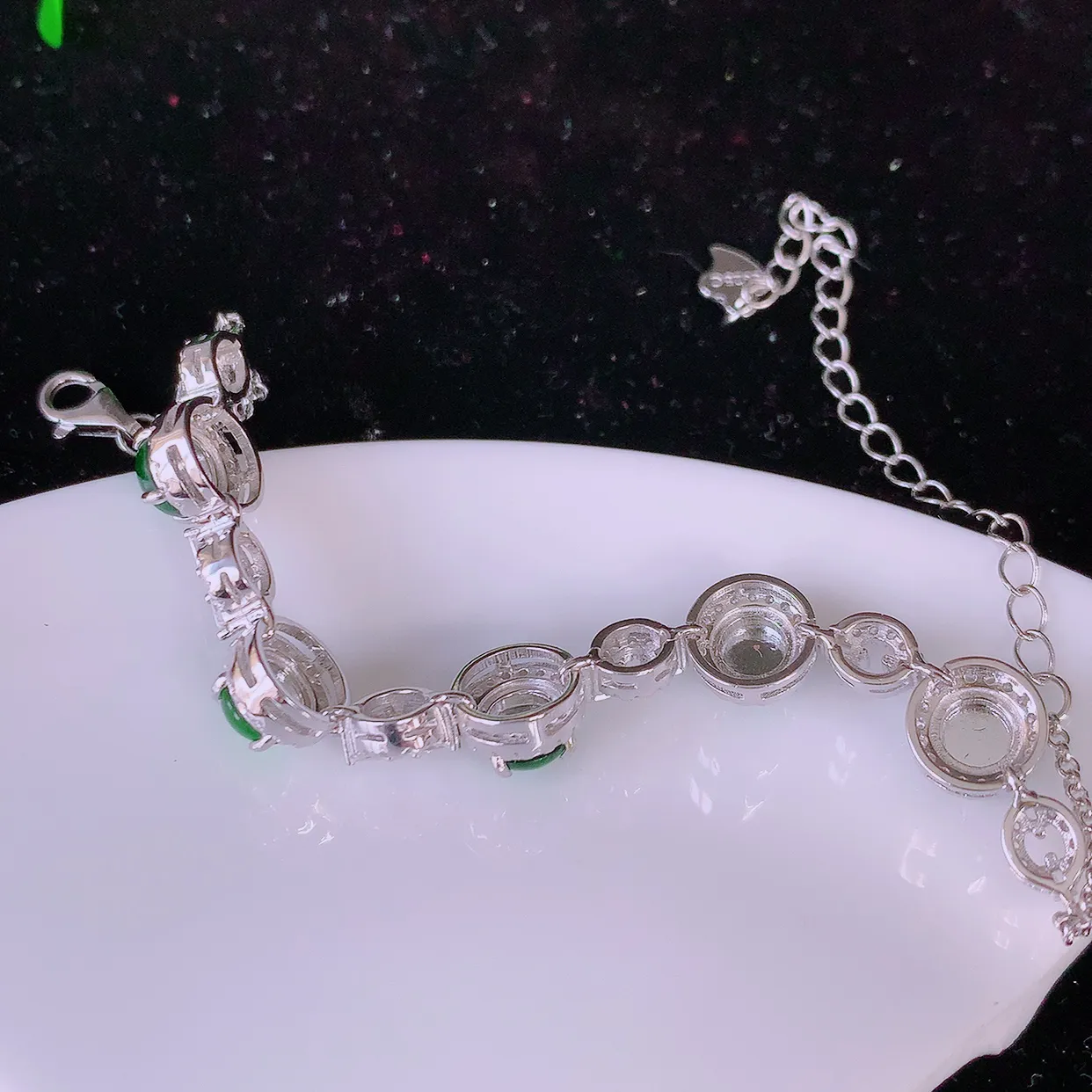 冰透满绿翡翠925银镶嵌手链，自然光实拍，翠色灵动，颜色漂亮，种老水足，品相佳，佩戴佳品！#97.28取一整体8.*8*6裸石5.5*5.5