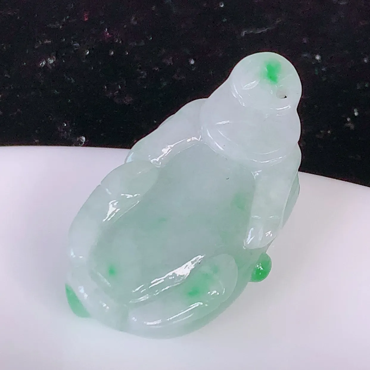 自然光实拍，水润飘绿翡翠生肖牛气冲天吊坠，翠色灵动，玉质细腻，颜色漂亮，品相佳，佩戴佳品！#81.28