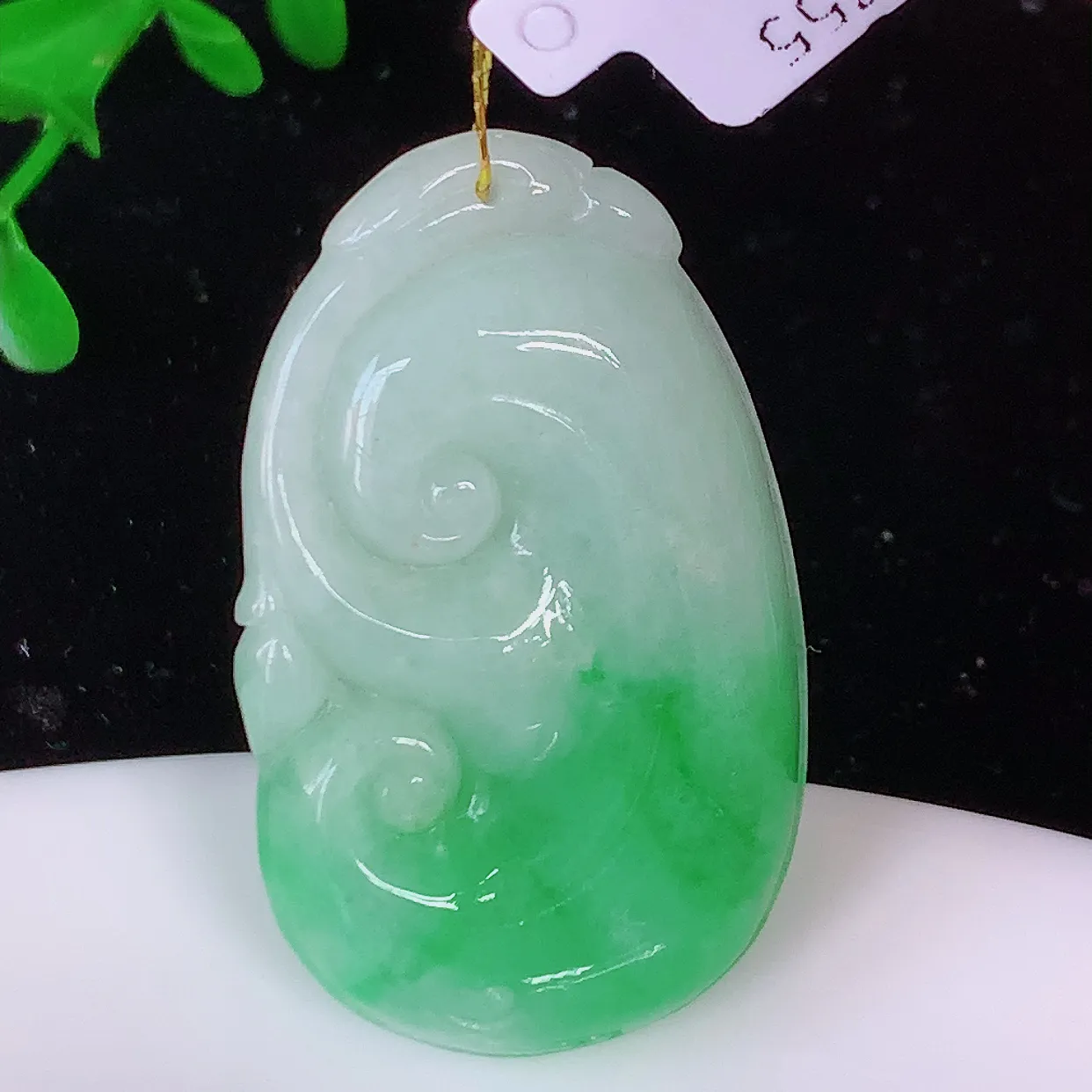 自然光实拍，冰润飘绿如意翡翠吊坠，翠色灵动，佩戴效果时尚出众，尽显气质，玉质细腻，美感十足。#35.28