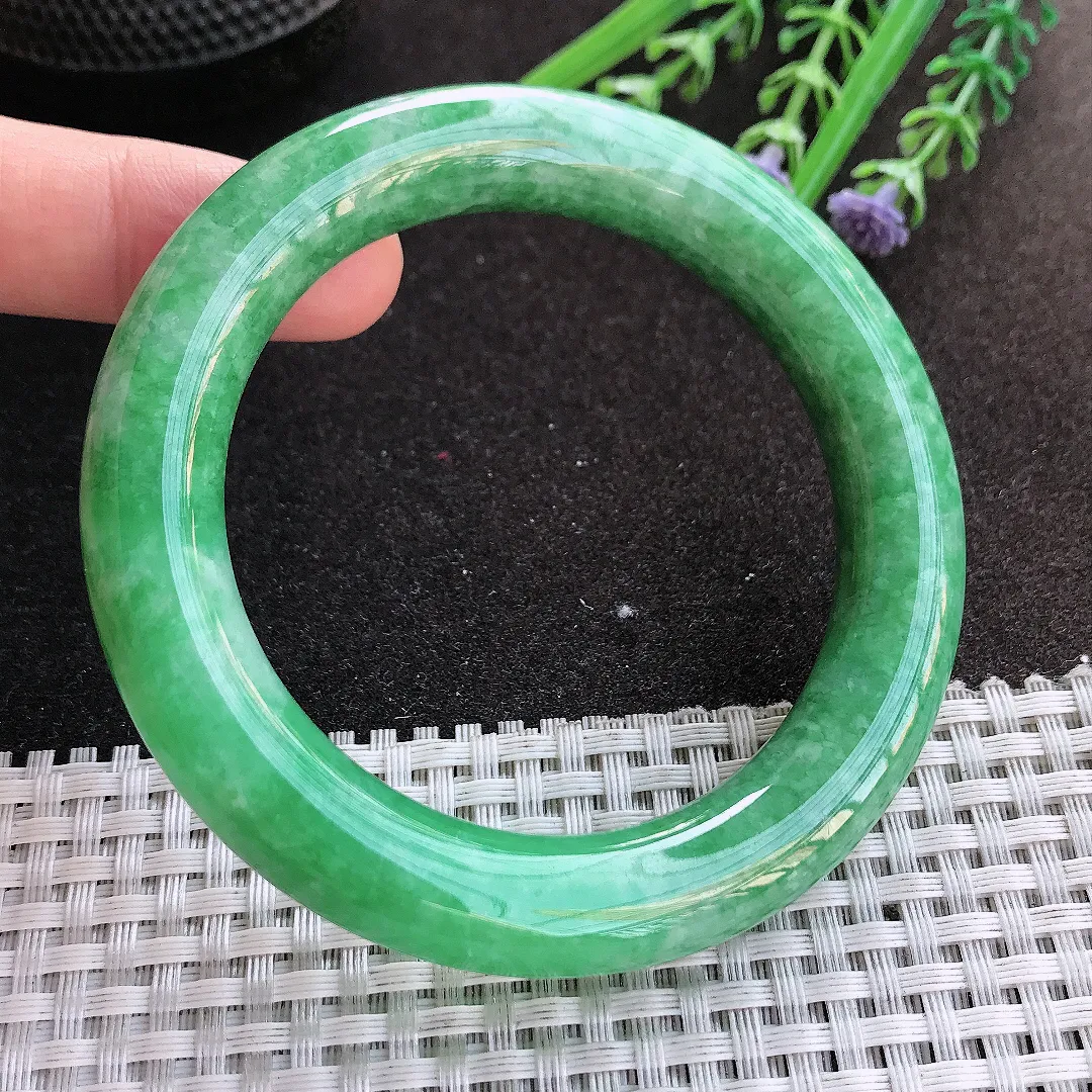 实拍A货翡翠56.8/11.4老坑精美满绿阳绿圆条手镯翡翠玉镯手环